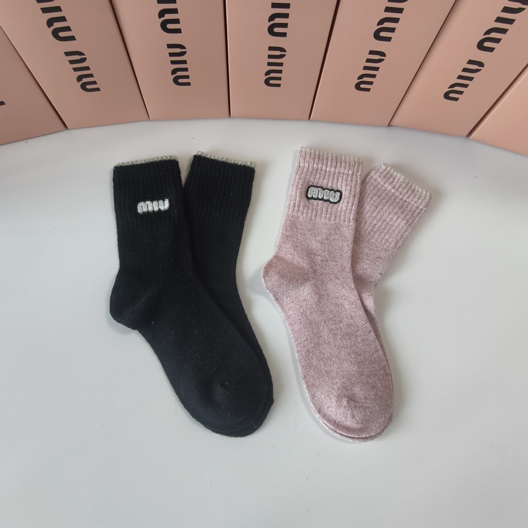 💛配包装MiuMiu（缪缪）新款经典中长款饰品袜堆堆袜袜子！一盒两双， 专柜同步筒款袜子，💛大牌出街，潮