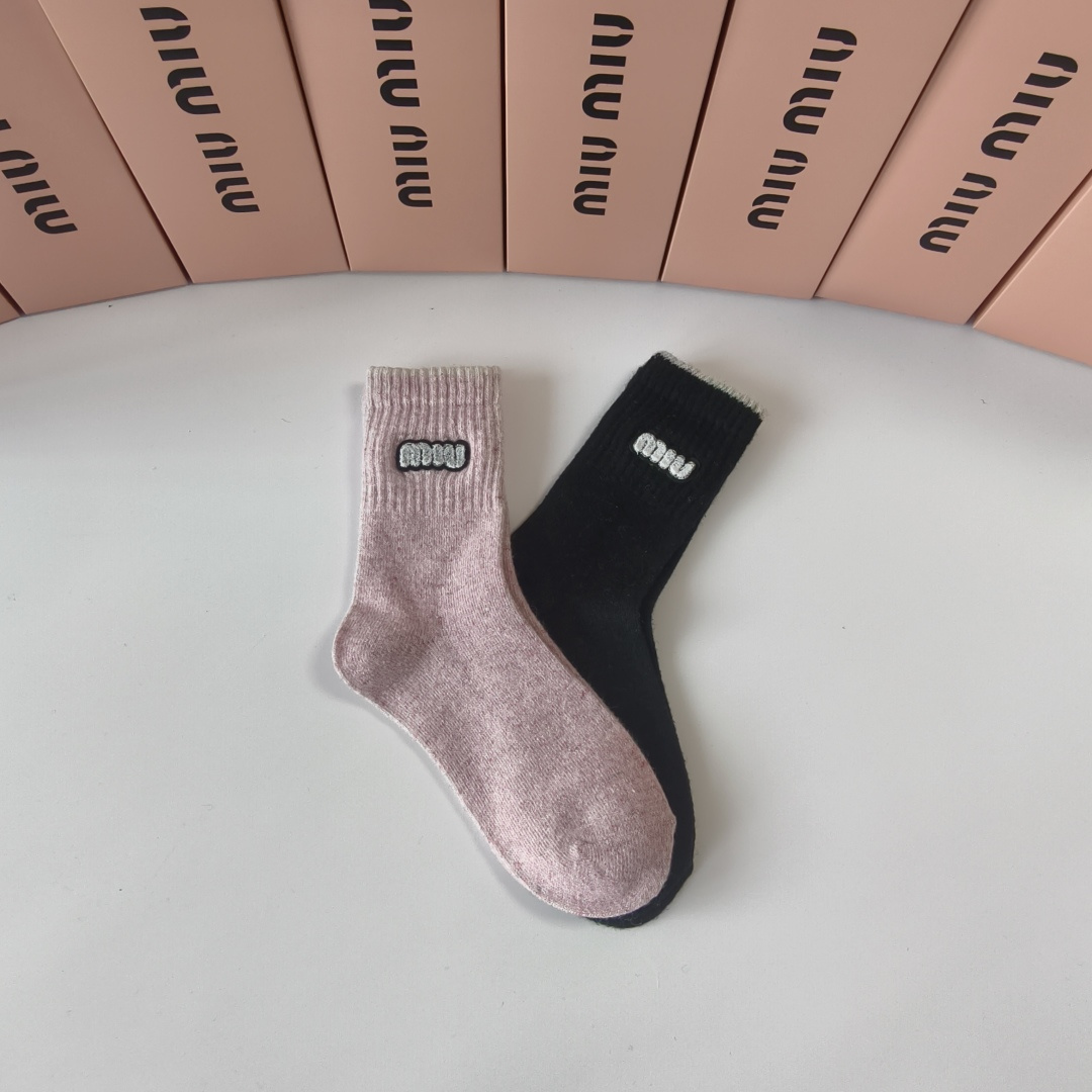 💛配包装MiuMiu（缪缪）新款经典中长款饰品袜堆堆袜袜子！一盒两双， 专柜同步筒款袜子，💛大牌出街，潮