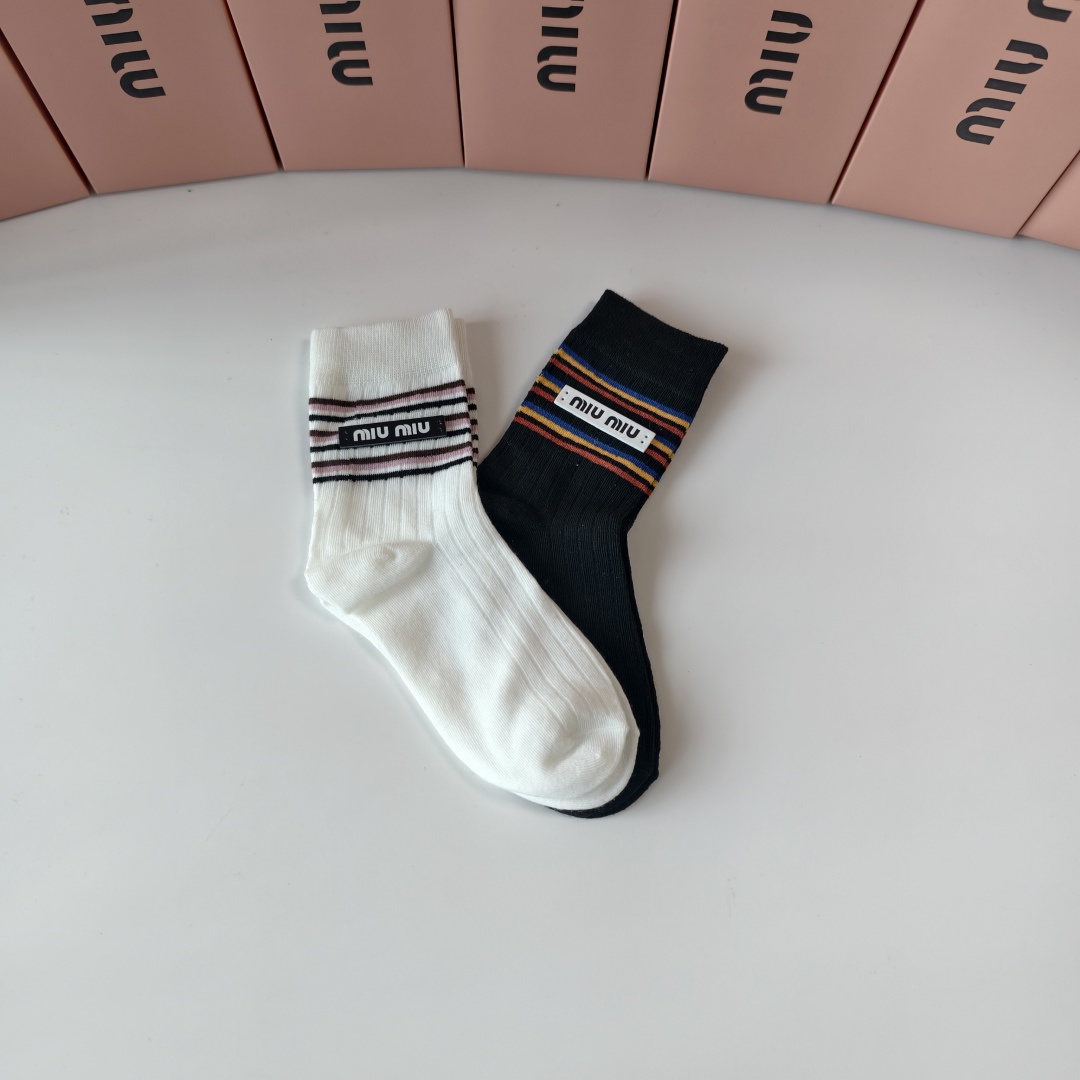 💛配包装MiuMiu（缪缪）新款经典中长款饰品袜堆堆袜袜子！一盒两双， 专柜同步筒款袜子，💛大牌出街，潮