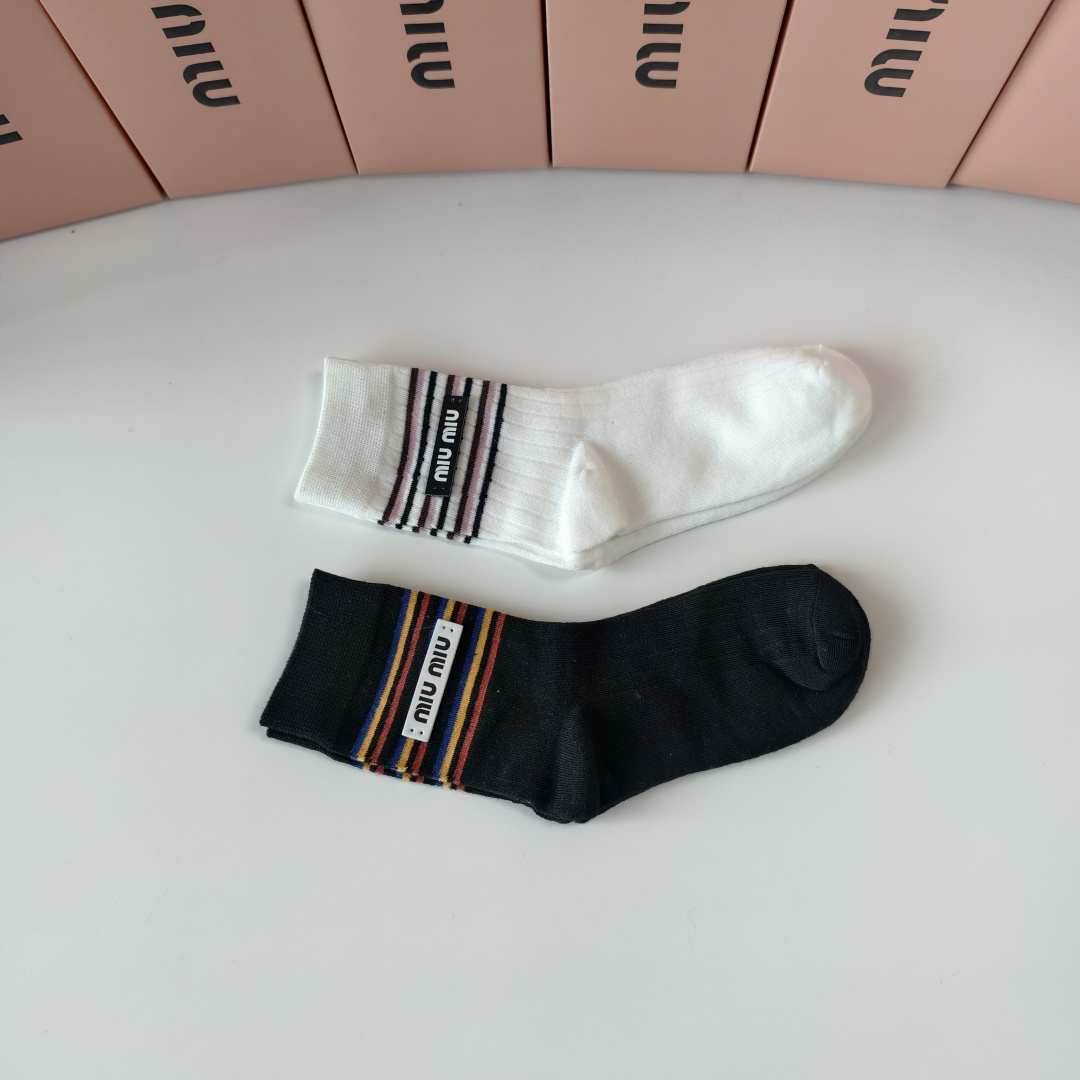 💛配包装MiuMiu（缪缪）新款经典中长款饰品袜堆堆袜袜子！一盒两双， 专柜同步筒款袜子，💛大牌出街，潮