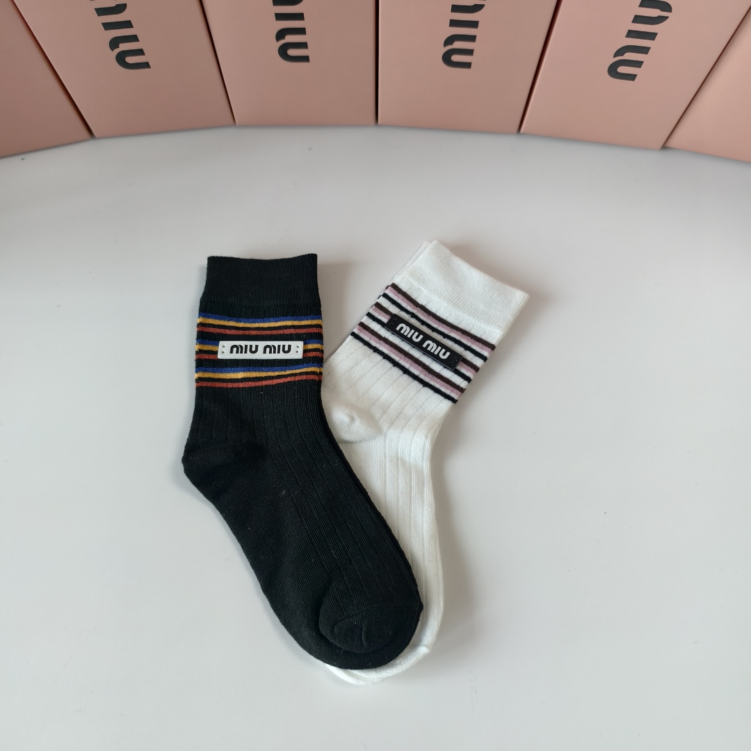 💛配包装MiuMiu（缪缪）新款经典中长款饰品袜堆堆袜袜子！一盒两双， 专柜同步筒款袜子，💛大牌出街，潮