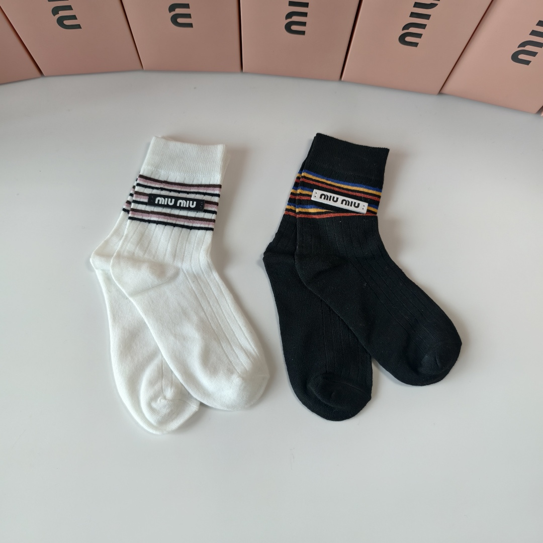 💛配包装MiuMiu（缪缪）新款经典中长款饰品袜堆堆袜袜子！一盒两双， 专柜同步筒款袜子，💛大牌出街，潮