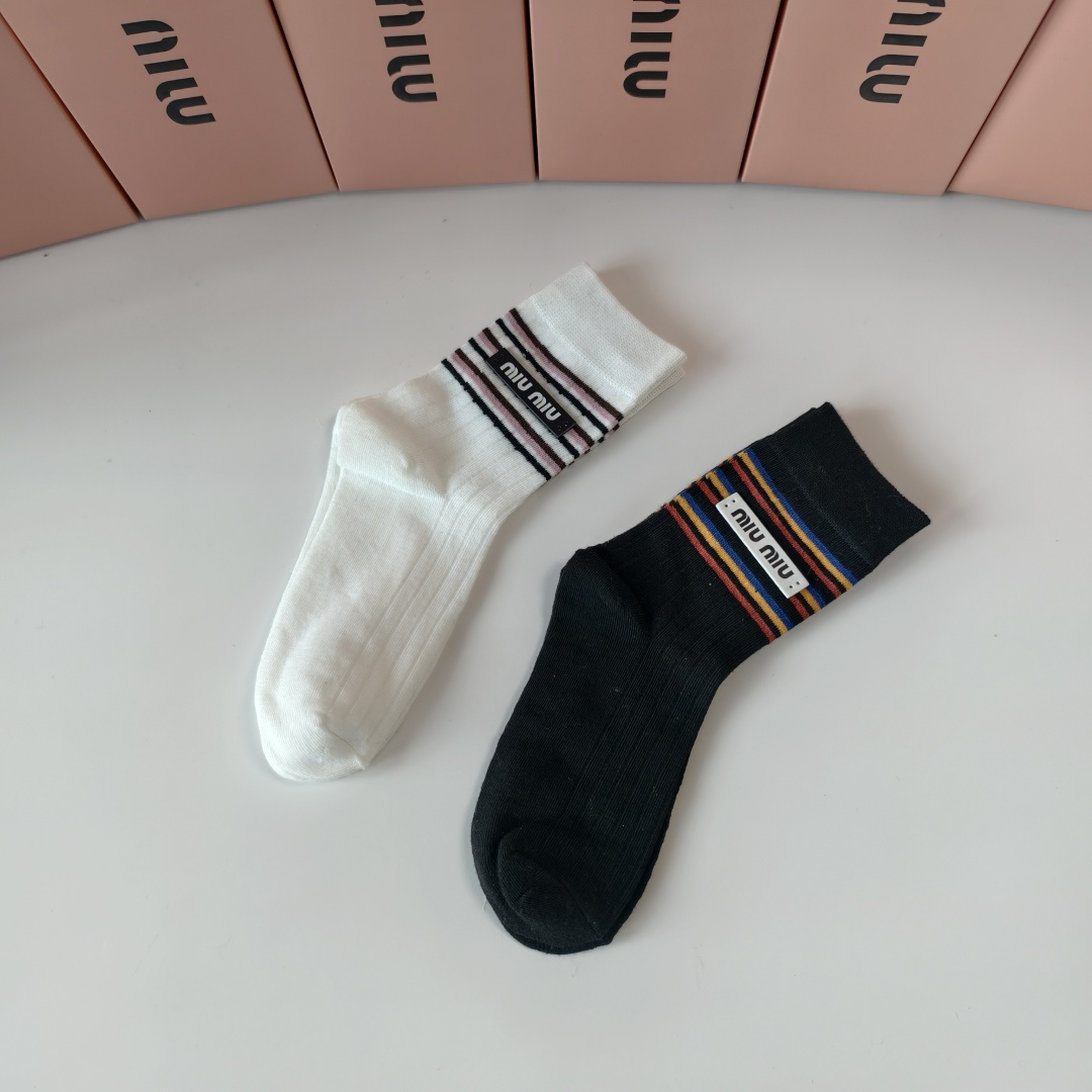 💛配包装MiuMiu（缪缪）新款经典中长款饰品袜堆堆袜袜子！一盒两双， 专柜同步筒款袜子，💛大牌出街，潮