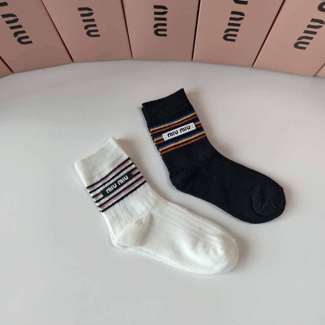 💛配包装MiuMiu（缪缪）新款经典中长款饰品袜堆堆袜袜子！一盒两双， 专柜同步筒款袜子，💛大牌出街，潮