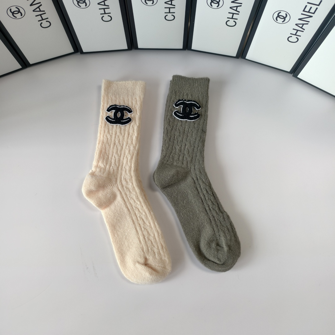 💛配专柜包装Chanel（香奈儿）新款羊绒堆堆袜袜子！一盒两双，专柜同步款袜子，💛大牌出街，潮人必备🔥超