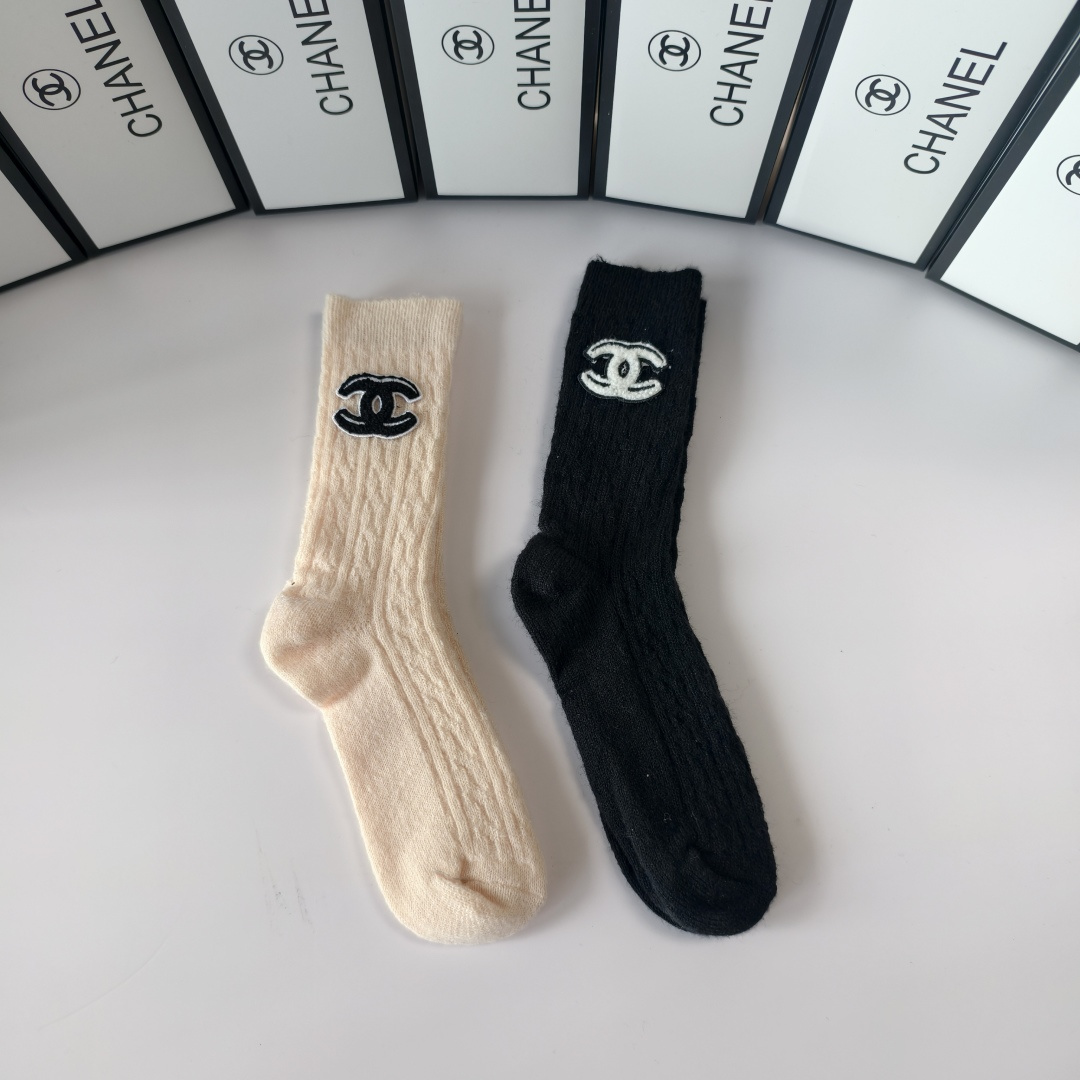 💛配专柜包装Chanel（香奈儿）新款羊绒堆堆袜袜子！一盒两双，专柜同步款袜子，💛大牌出街，潮人必备🔥超