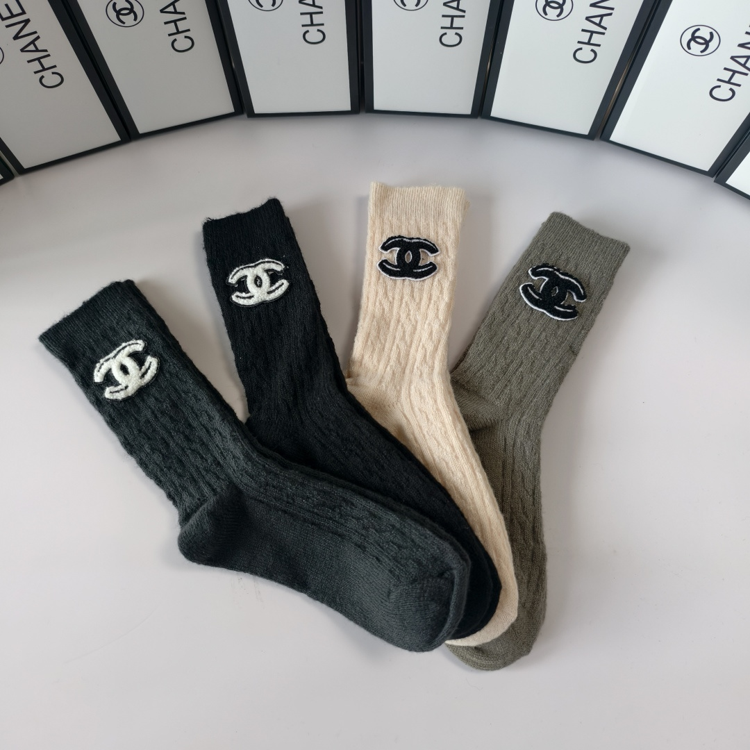 💛配专柜包装Chanel（香奈儿）新款羊绒堆堆袜袜子！一盒两双，专柜同步款袜子，💛大牌出街，潮人必备🔥超