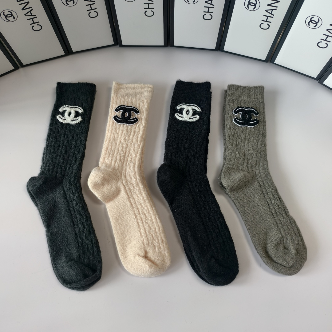 💛配专柜包装Chanel（香奈儿）新款羊绒堆堆袜袜子！一盒两双，专柜同步款袜子，💛大牌出街，潮人必备🔥超