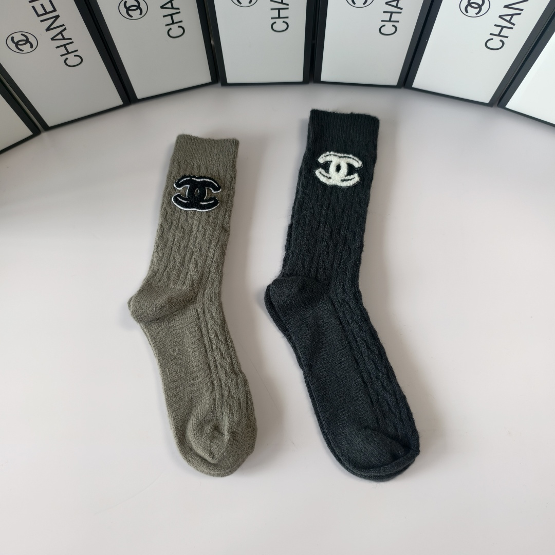 💛配专柜包装Chanel（香奈儿）新款羊绒堆堆袜袜子！一盒两双，专柜同步款袜子，💛大牌出街，潮人必备🔥超