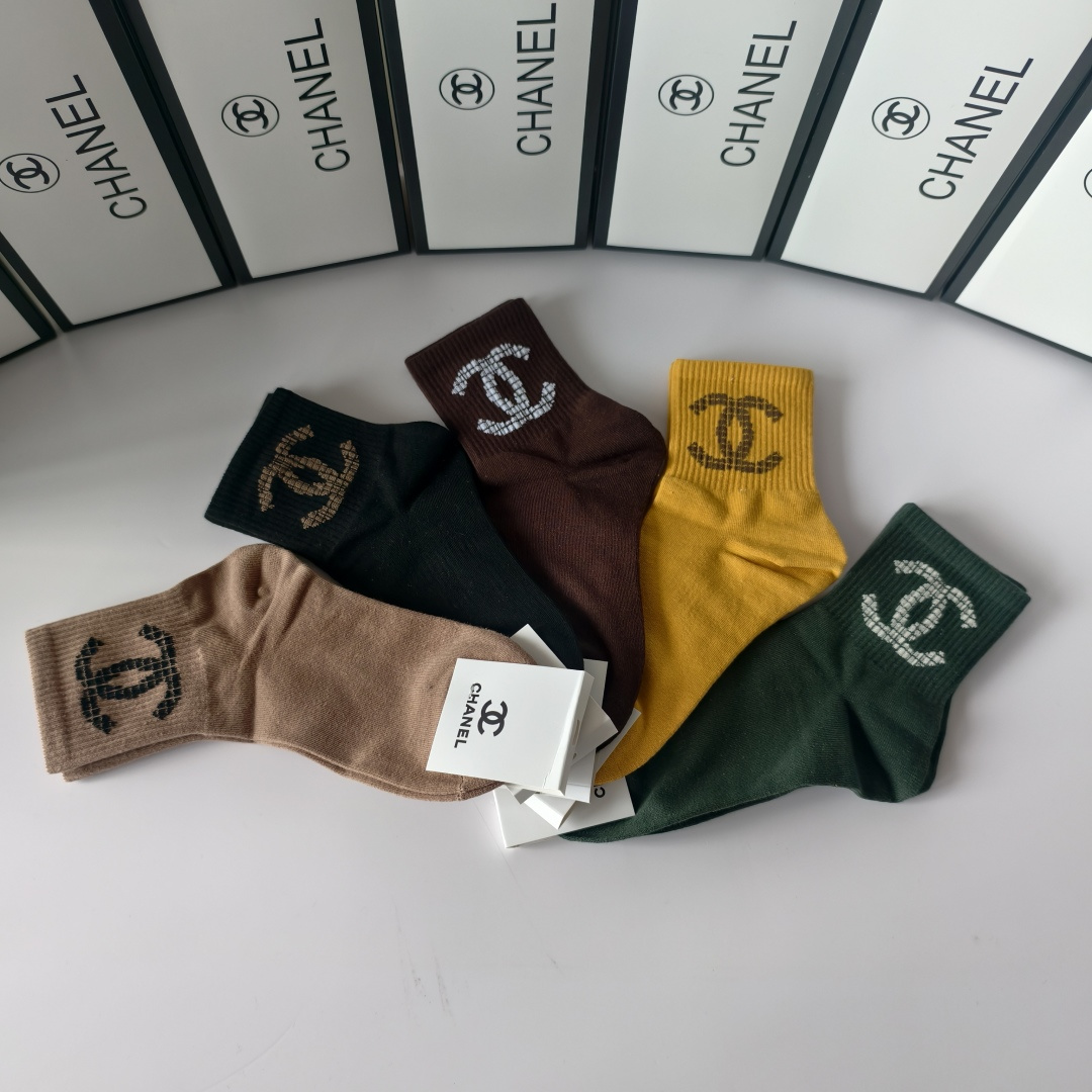 💛配专柜包装Chanel（香奈儿）新款中长款堆堆袜袜子！一盒五双，专柜同步筒袜袜子，💛大牌出街，潮人必备