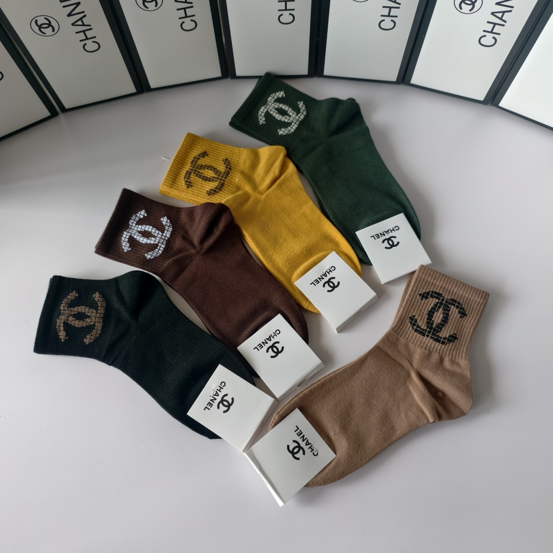 💛配专柜包装Chanel（香奈儿）新款中长款堆堆袜袜子！一盒五双，专柜同步筒袜袜子，💛大牌出街，潮人必备