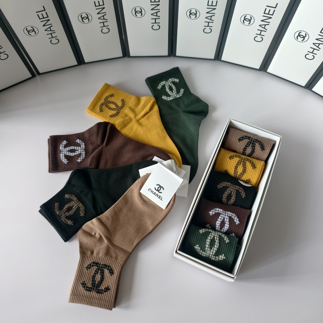 💛配专柜包装Chanel（香奈儿）新款中长款堆堆袜袜子！一盒五双，专柜同步筒袜袜子，💛大牌出街，潮人必备
