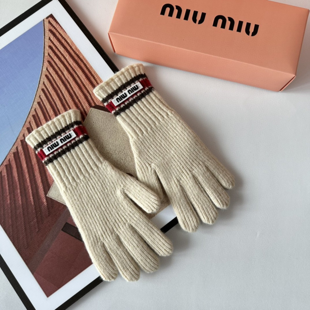 NO:701782,Specially packaged MiuMiu new gloves, fashionable gloves, a must-have for autumn and winter, classic, simple, ultra-comfortable, soft and versatile!  gloves, gloves, miumiu, gloves19860909特 配包装 MiuMiu（缪缪）新品手套,时尚手套,秋冬必备,经典简洁上手超舒适柔软、百搭！手套,手套,miumiu,gloves,accessory