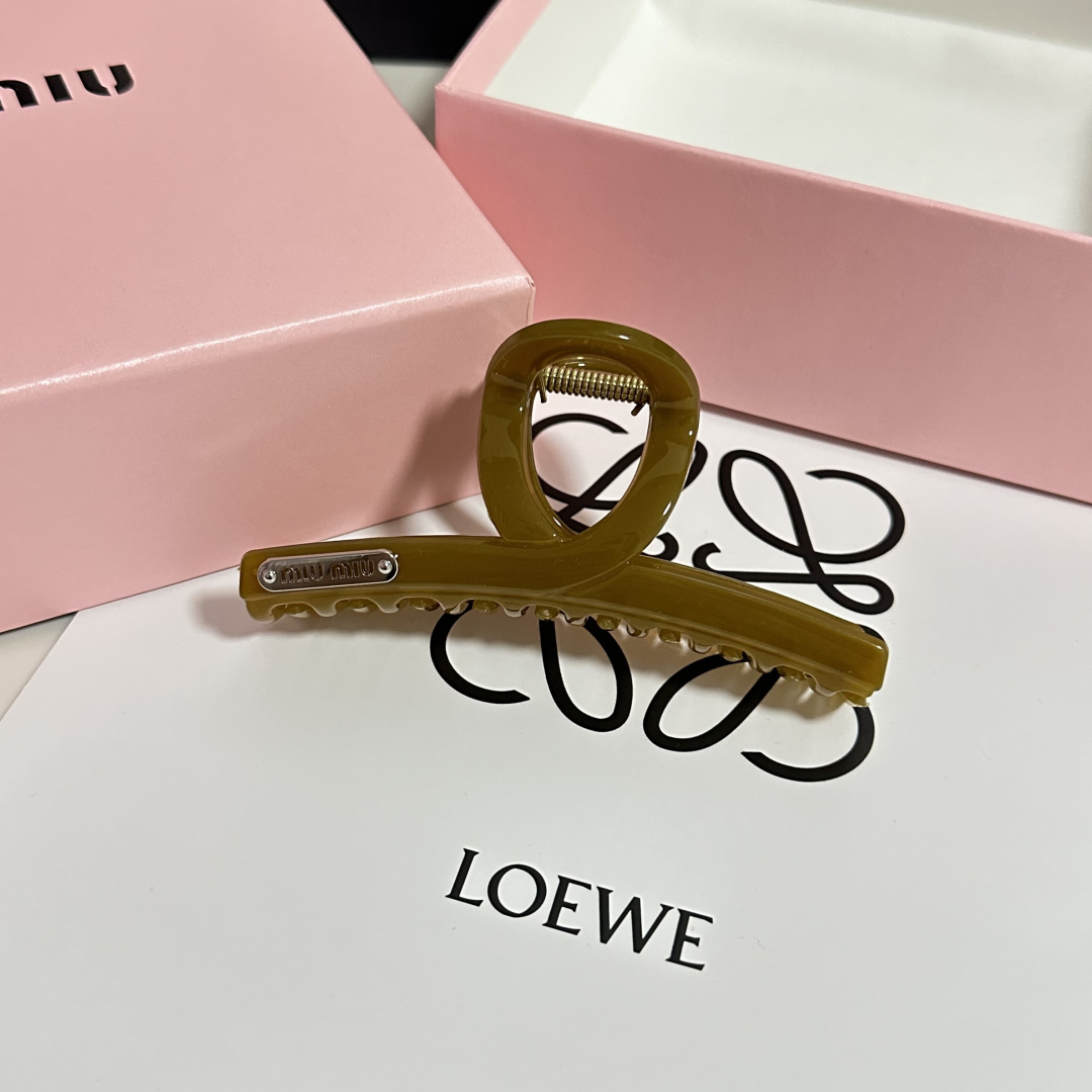 NO:660233,Special (single) with counter packaging MiuMiu's latest hot style is here. Second-hand vintage clip. Elegant girl is worth buying. Very easy to match. Temperament and taste. Hairpins, hairpins, miumiu, hairpins19860909特（单个）配专柜包装 MiuMiu（缪缪）最新爆款来啦 中古vintage复古抓夹 优雅的girl值得入手 非常好搭配 气质有品位发夹,发夹,miumiu,hairpins,accessory