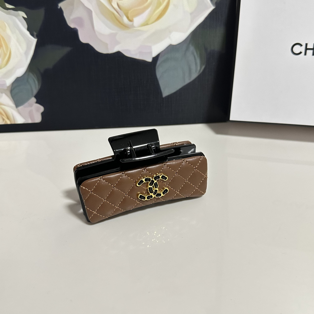 NO:660234,Specially equipped with counter packaging. Chanel's latest hot style is here. Medieval vintage vintage presbyopia clip. Elegant girl is worth buying. Very easy to match. Temperament and taste. Hairpins, hairpins, chanel, chanel, hairpins.19860909特 配专柜包装 Chanel（香奈儿）最新爆款来啦 中古vintage复古老花抓夹 优雅的girl值得入手 非常好搭配 气质有品位发夹,发夹,chanel,chanel,hairpins,accessory