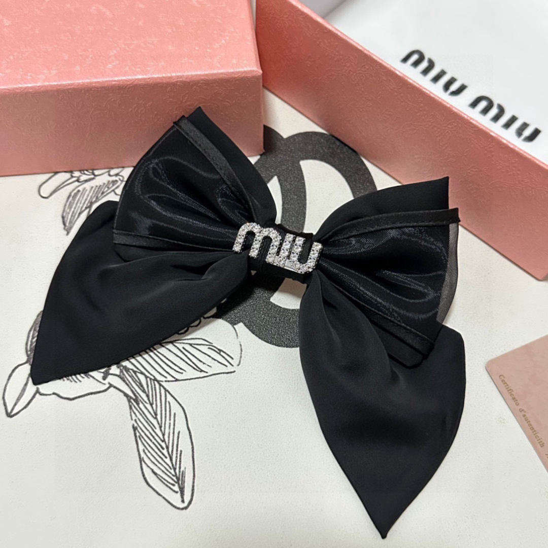 NO:660412,Specially equipped with counter packaging MiuMiu (Miu Miu) latest bow medieval organza hairpin# Trust me!  A must-have item for everyone. This piece must be bought. It has a fairy-like appearance. The little fairy wants to keep it. Whoever wears it will look better ~ hairpins, hairpins, miumiu, hairpins19860909特 配专柜包装 MiuMiu（缪缪）最新蝴蝶结中古欧根纱发夹# 信我！人手必备的单品 这件必须买 洋气神仙颜值 小仙女要收了它,谁戴谁好看～发夹,发夹,miumiu,hairpins,accessory