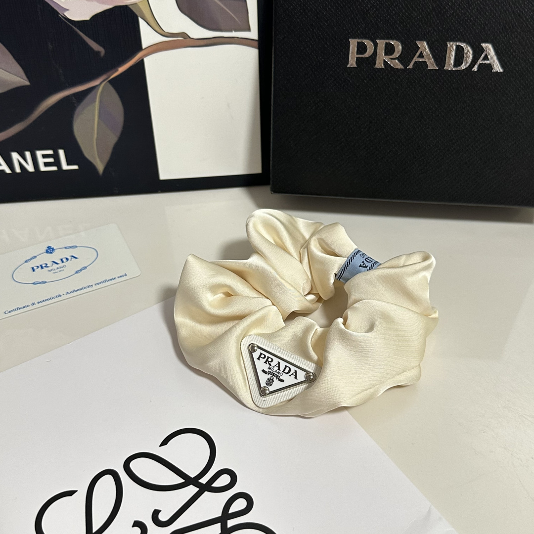 NO:660428,Special (single) with full set of packaging Prada's popular hair band, shipped from the counter. It looks very high-end at first glance. It is super versatile. You must keep your own hairpins, hairpins, prada, prada, hairpins.19860909特（单个）配全套包装 Prada（普拉达）爆款发圈,专柜款出货 一看就特别高档 超级百搭 必须自留发夹,发夹,prada,prada,hairpins,accessory