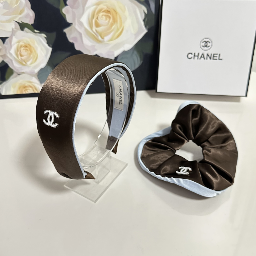 NO:660438,Special (two-piece set) with counter packaging. Chanel's latest hot style is here. Two-piece set of headbands and hairbands. The elegant girl is worth buying. Very easy to match. Temperament and taste. It is recommended to wear two together. Magical fairy hairpins, hairpins, chanel, chanel, hairpins19860909特（两件套）配专柜包装 Chanel（香奈儿）最新爆款来啦两件套发箍发圈 优雅的girl值得入手 非常好搭配 气质有品位 建议两个一齐佩戴 神奇的仙发夹,发夹,chanel,chanel,hairpins,accessory