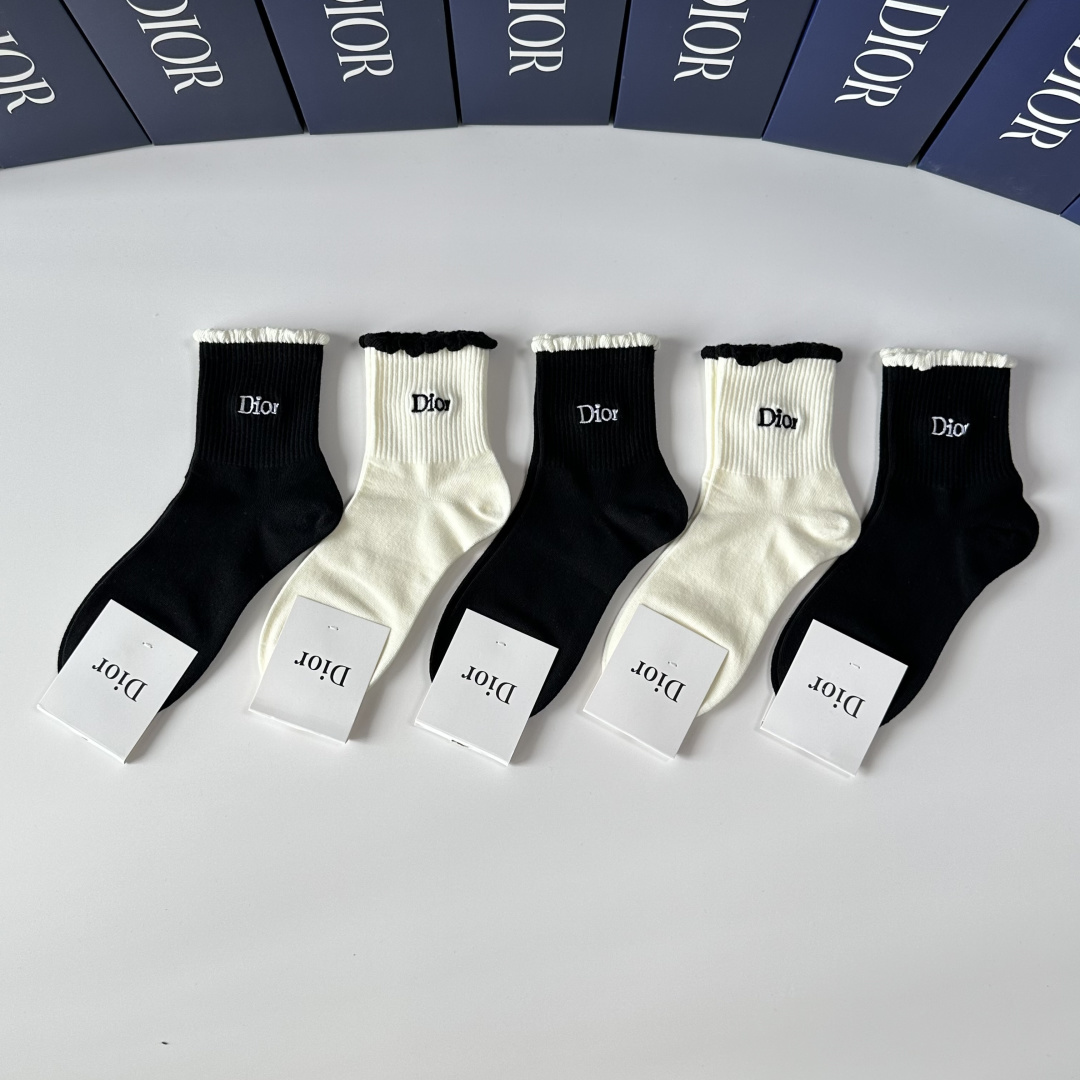 NO:660171,Specially packaged Dior's new classic embroidered mid-length socks!  Five pairs in a box, counter-synchronized tube socks, big brands out on the street, must-haves for fashionistas, super easy to match. Socks, socks, dior, dior, socks19860909特 配包装 Dior（迪奥）新款经典刺绣中长筒袜堆堆袜袜子！一盒五双, 专柜同步筒袜袜子,大牌出街,潮人必备超好搭.袜子,袜子,dior,dior,socks,accessory