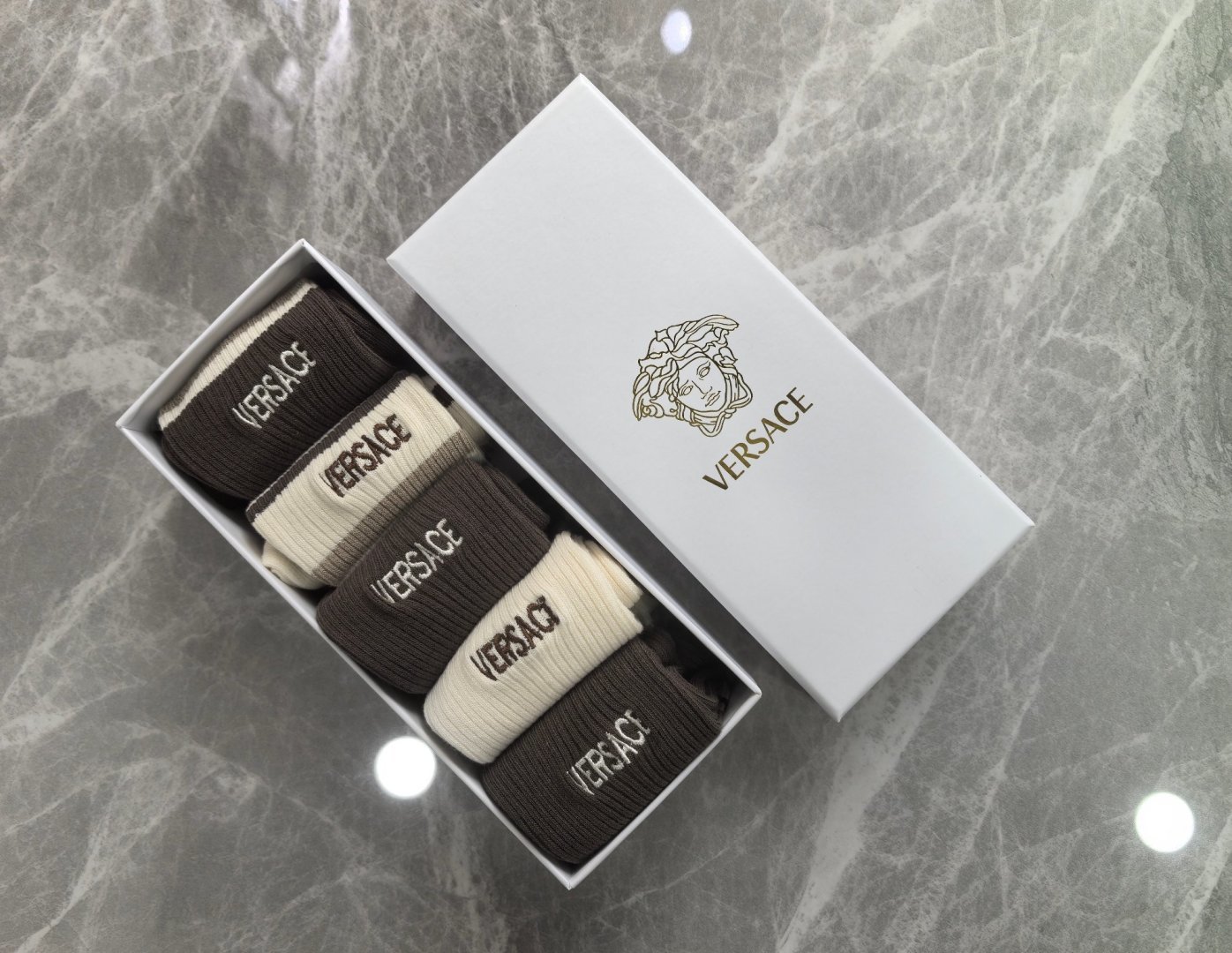 NO:660170,Specially equipped with counter packaging VERSACE's new double-needle embroidered mid-length pile socks!  Five pairs in a box, counter-synchronized tube socks, big brands going out on the street, must-have socks for fashionistas, socks, versace, versace, socks19860909特 配专柜包装 VERSACE（范思哲） 新款双针刺绣中长款堆堆袜袜子！一盒五双,专柜同步筒袜袜子,大牌出街,潮人必备超好搭袜子,袜子,versace,versace,socks,accessory