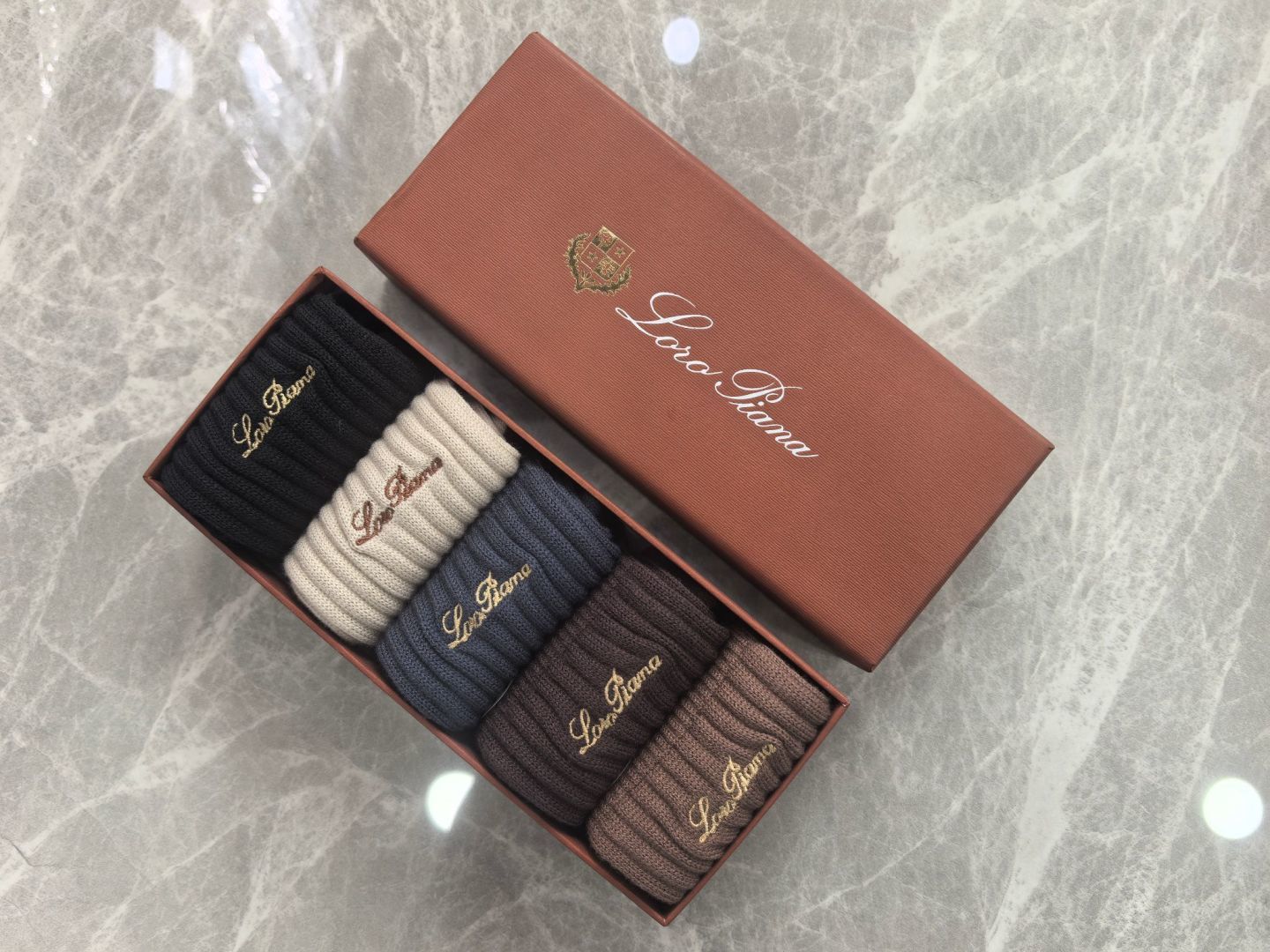 NO:660174,Specially equipped with counter packaging Ferragamo's new double-needle embroidered mid-length pile socks!  Five pairs in a box, counter-synchronized tube socks, big brands out on the street, must-have socks for fashionistas, socks, ferragamo, ferragamo, socks19860909特 配专柜包装 Ferragamo（菲拉格慕）新款双针刺绣中长款堆堆袜袜子！一盒五双,专柜同步筒袜袜子,大牌出街,潮人必备超好搭袜子,袜子,ferragamo,ferragamo,socks,accessory