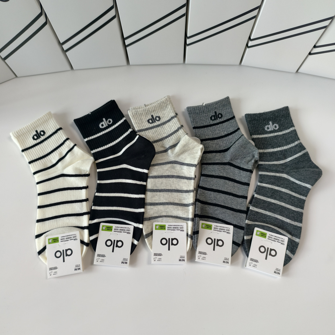 NO:660180,Specially equipped with counter packaging, ALO's new mid-length socks, piles of socks!  Five pairs in a box, synchronized tube socks at the counter, big brands going out on the street, must-have socks for fashionistas, socks, socks19860909特 配专柜包装 ALO 新款中长筒袜堆堆袜袜子！一盒五双,专柜同步筒袜袜子,大牌出街,潮人必备超好搭袜子,袜子,socks,accessory