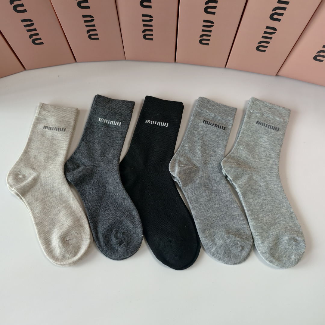 NO:660183,Special packaging MiuMiu's new mid-length pile socks!  Five pairs in a box, counter-synchronized tube socks, big brands out on the street, must-have socks for fashionistas, socks, miumiu, socks19860909特 配包装 MiuMiu（缪缪）新款中长款堆堆袜袜子！一盒五双, 专柜同步筒款袜子,大牌出街,潮人必备超好搭袜子,袜子,miumiu,socks,accessory