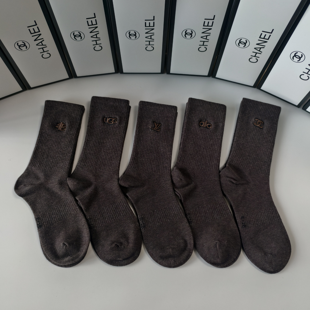 NO:660158,Specially equipped with counter packaging Chanel (Chanel) new embroidered mid-length pile socks!  Five pairs in a box, synchronized tube socks at the counter, big brands going out on the street, must-have socks for fashionistas, socks, chanel, chanel, socks19860909特 配专柜包装 Chanel（香奈儿）新款刺绣中长款堆堆袜袜子！一盒五双,专柜同步筒袜袜子,大牌出街,潮人必备超好搭袜子,袜子,chanel,chanel,socks,accessory