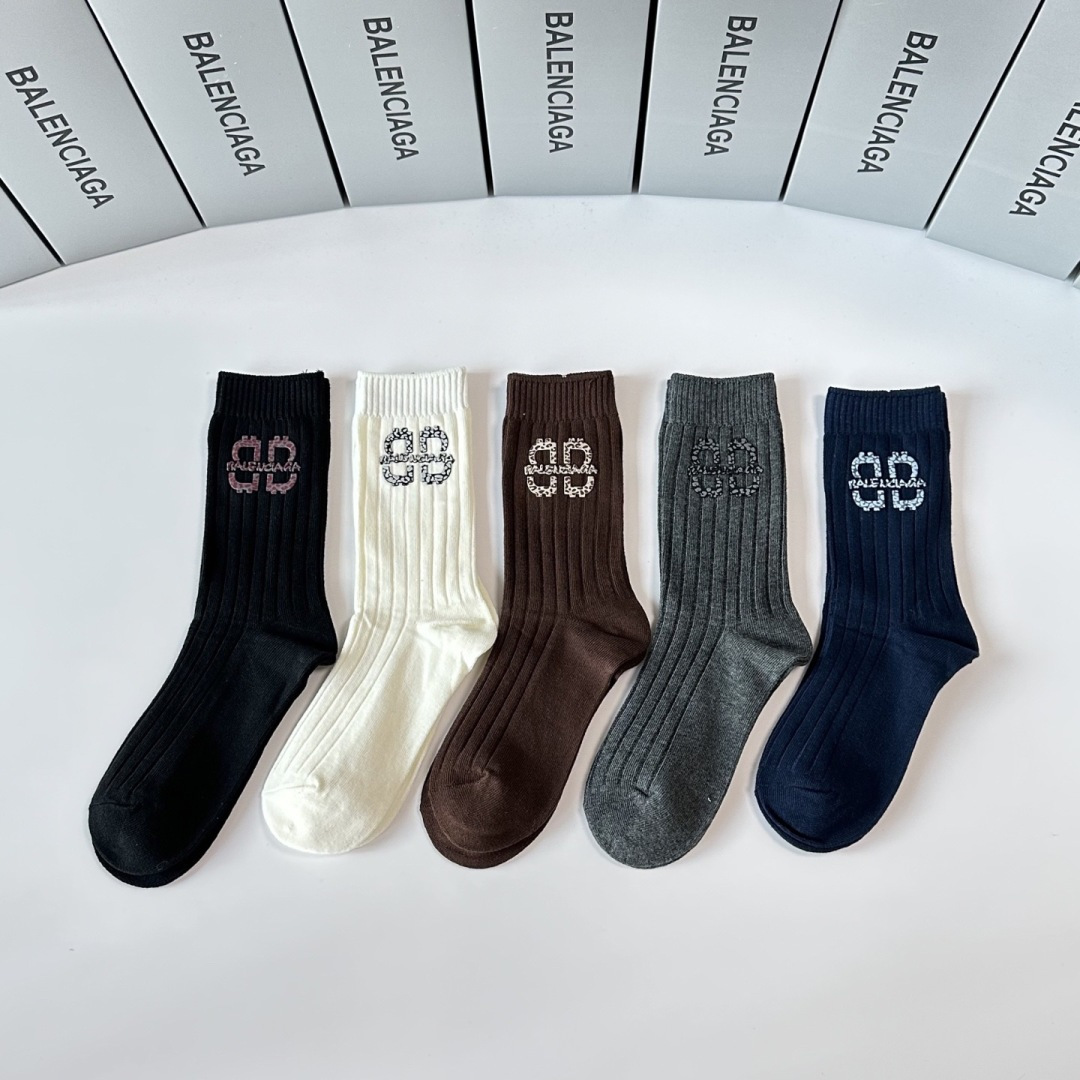 NO:660182,Specially packaged Balenciaga's new hot-stamped classic mid-length socks!  Five pairs in a box, counter-synchronized tube socks, big brands out on the street, a must-have for fashionistas, super easy to match. Socks, socks, balenciaga, balenciaga, socks19860909特配包装 Balenciaga（巴黎世家）新款烫印经典中长筒袜堆堆袜袜子！一盒五双, 专柜同步筒袜袜子,大牌出街,潮人必备超好搭.袜子,袜子,balenciaga,balenciaga,socks,accessory