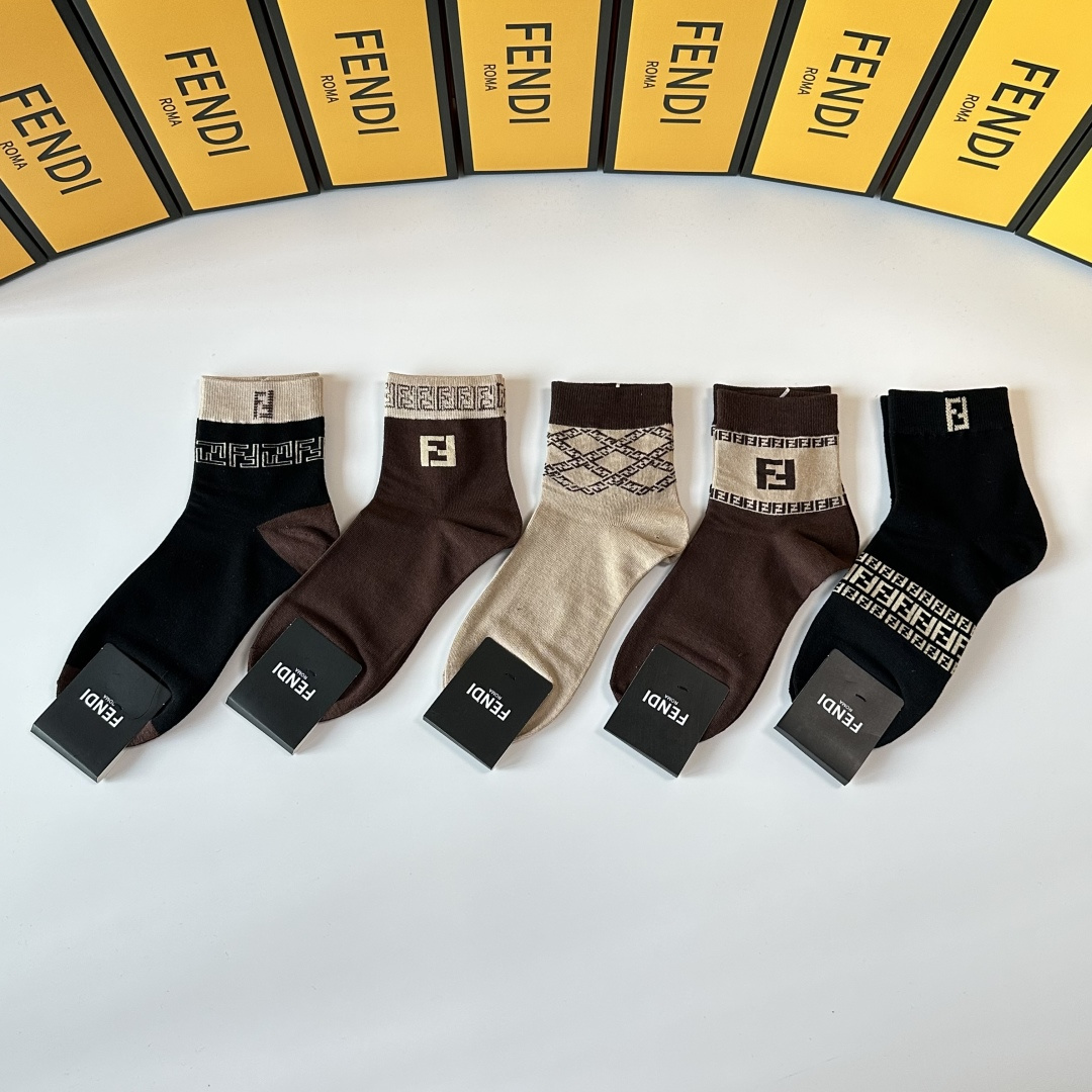 NO:660186,Special packaging FENDI’s new classic mid-length pile socks!  Five pairs in a box, counter-synchronized tube socks, big brands out on the street, must-haves for fashionistas, super easy to match. Socks, socks, fendi, fendi, socks19860909特 配包装 FENDI（芬迪）新款经典中长款堆堆袜袜子！一盒五双, 专柜同步筒款袜子,大牌出街,潮人必备超好搭.袜子,袜子,fendi,fendi,socks,accessory