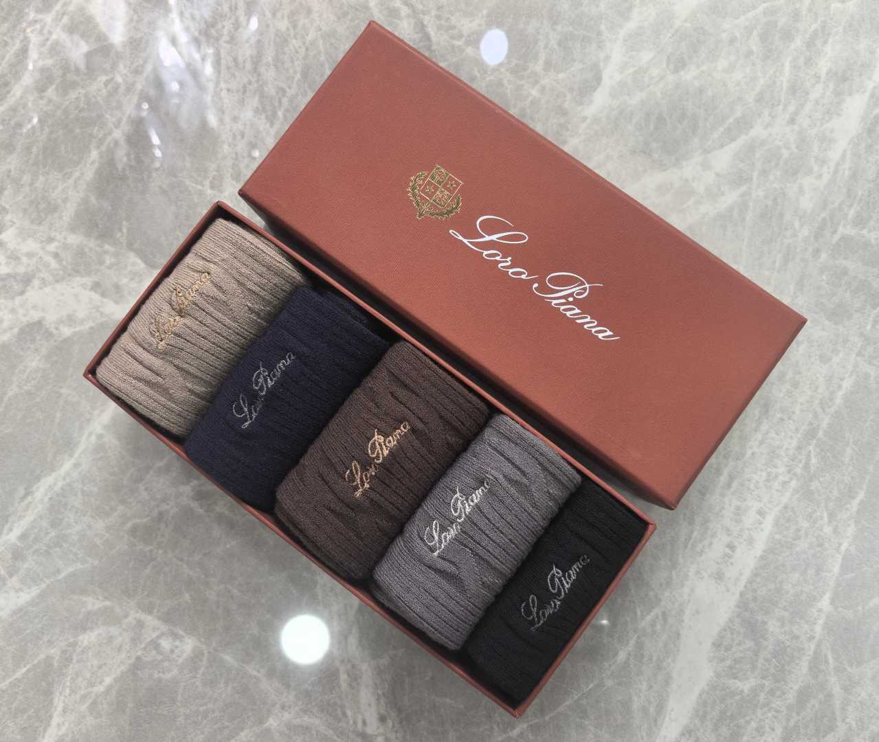 NO:659862,Specially packaged LORO PIANA (LP) new mid-length embroidered pile socks!  Five pairs in a box, counter-synchronized tube socks, big brands out on the street, must-have socks for fashionistas, socks, loro piana, loro piana, socks19860909特 配包装 LORO PIANA（LP）新款中长刺绣款堆堆袜袜子！一盒五双, 专柜同步筒款袜子,大牌出街,潮人必备超好搭袜子,袜子,loro piana,loro piana,socks,accessory