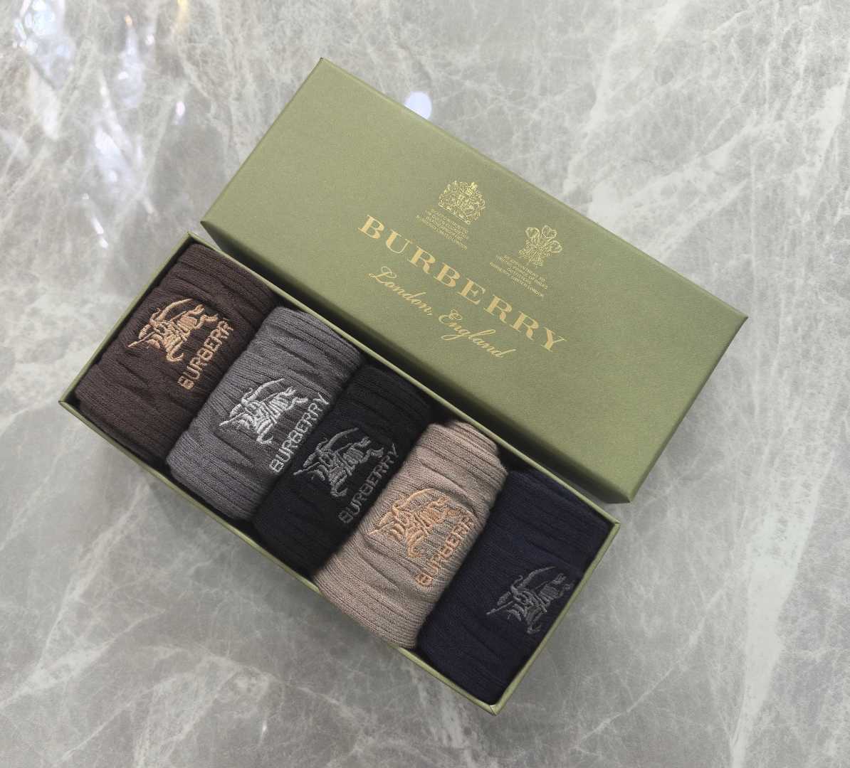 NO:659863,Specially packaged Burberry's new cashmere embroidered mid-length pile socks!  Five pairs in a box, counter-synchronized tube socks, big brands out on the street, must-have socks for fashionistas, socks, burberry, burberry, socks19860909特 配包装 Burberry（巴宝莉）新款羊绒刺绣中长款堆堆袜袜子！一盒五双, 专柜同步筒款袜子,大牌出街,潮人必备超好搭袜子,袜子,burberry,burberry,socks,accessory