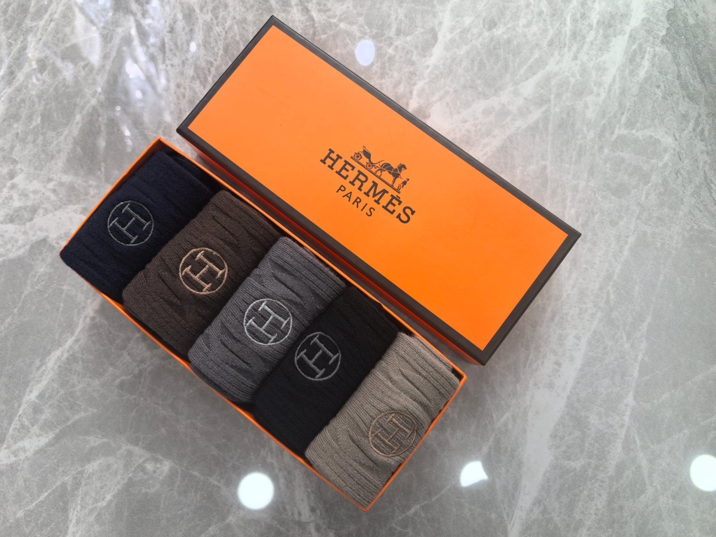 NO:659867,Specially equipped with counter packaging HERMES new cashmere mid-length pile socks!  Five pairs in a box, counter-synchronized tube socks, big brands out on the street, a must-have for fashionistas, super easy to match. Socks, socks, hermes, hermes, socks19860909特 配专柜包装 HERMES(爱马仕)新款羊绒中长款堆堆袜袜子！一盒五双,专柜同步筒袜袜子,大牌出街,潮人必备超好搭.袜子,袜子,hermes,hermes,socks,accessory