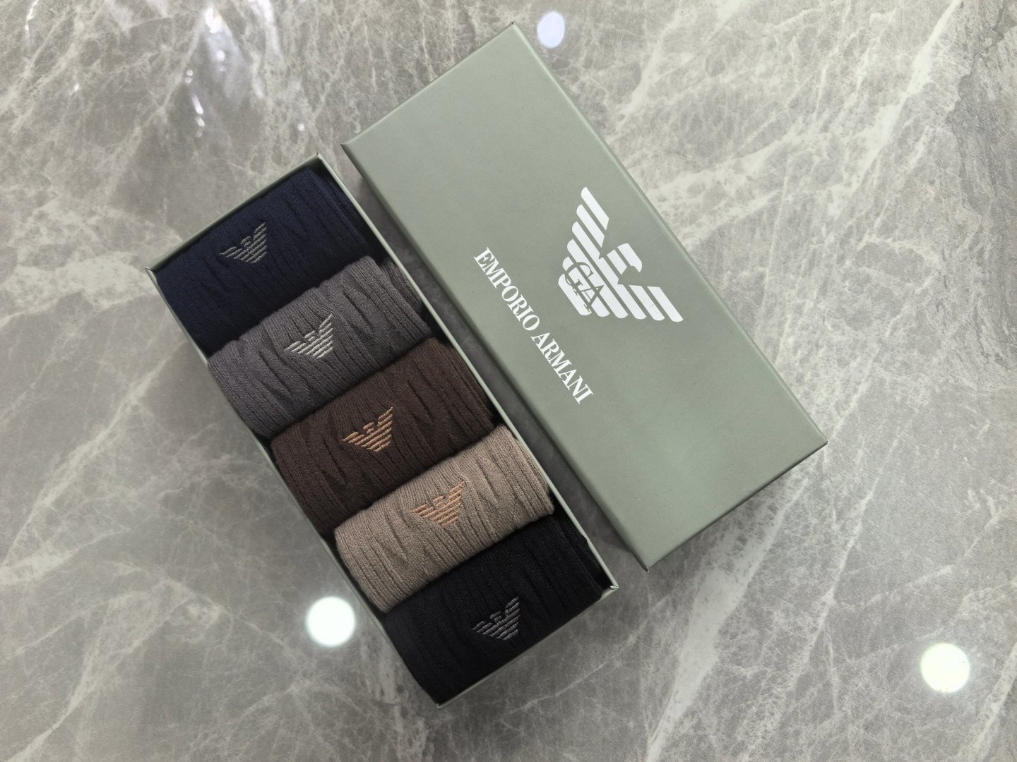 NO:659869,Specially equipped with counter packaging Armani's new cashmere embroidered mid-length pile socks!  Five pairs in a box, synchronized tube socks at the counter, big brands going out on the street, must-have socks for fashionistas, socks, armani, socks19860909特 配专柜包装 阿玛尼 新款羊绒刺绣中长款堆堆袜袜子！一盒五双,专柜同步筒袜袜子,大牌出街,潮人必备超好搭袜子,袜子,armani,socks,accessory