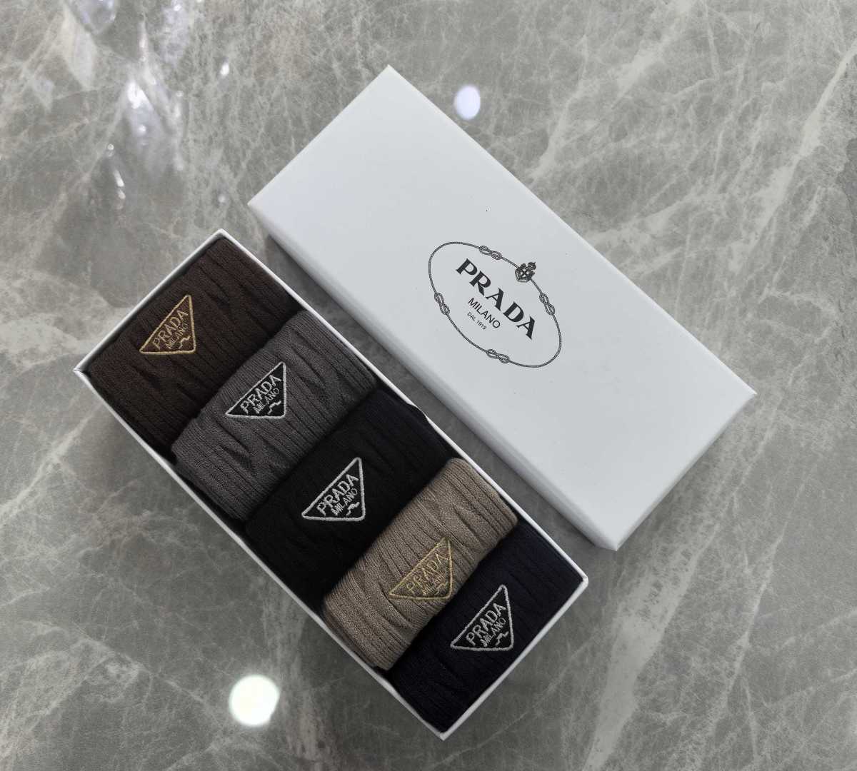 NO:659881,Special packaging PRADA's new cashmere embroidered mid-length pile socks!  Five pairs in a box, counter-synchronized tube socks, big brands out on the street, must-have socks for fashionistas, socks, prada, prada, socks19860909特 配包装 PRADA（普拉达）新款羊绒刺绣中长款堆堆袜袜子！一盒五双, 专柜同步筒款袜子,大牌出街,潮人必备超好搭袜子,袜子,prada,prada,socks,accessory