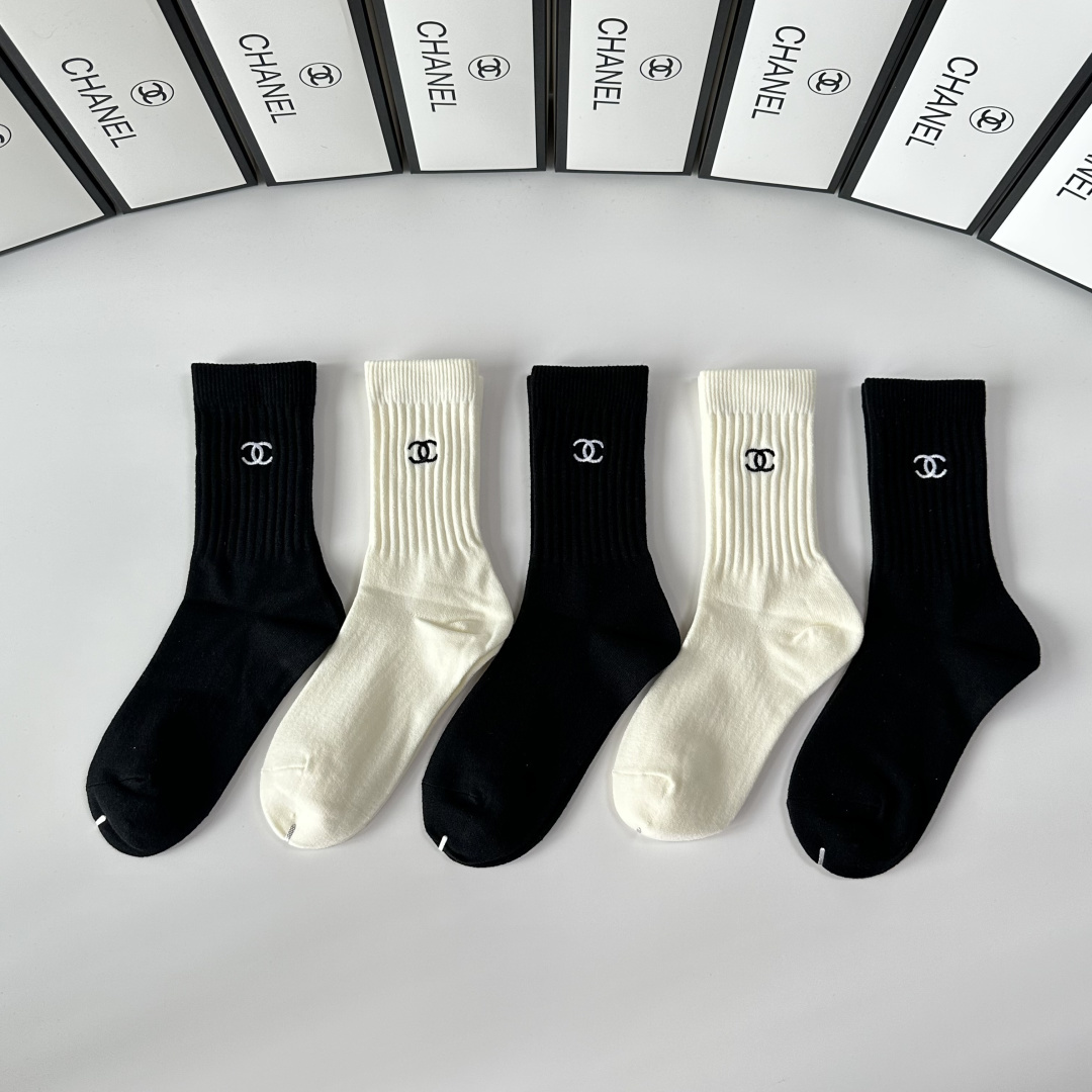 NO:660185,Specially equipped with counter packaging Chanel (Chanel) new double-needle embroidery mid-length pile socks!  Five pairs in a box, counter-synchronized tube socks, big brands out on the street, a must-have for fashionistas, super easy to match. Socks, socks, chanel, chanel, socks19860909特 配专柜包装 Chanel（香奈儿） 新款双针刺绣中长款堆堆袜袜子！一盒五双,专柜同步筒袜袜子,大牌出街,潮人必备超好搭.袜子,袜子,chanel,chanel,socks,accessory
