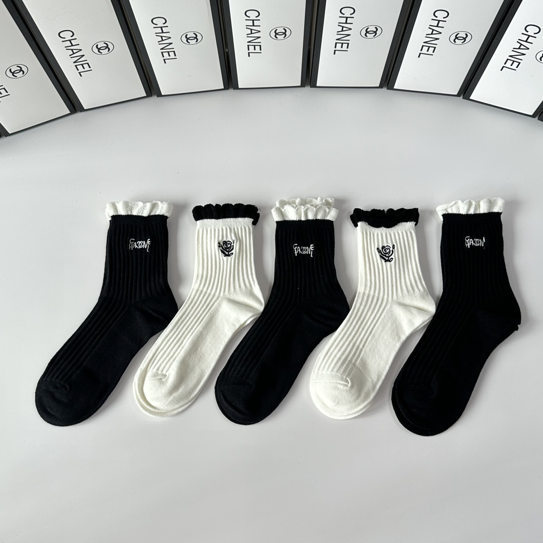NO:660201,Special packaging Chanel (Chanel) new camellia embroidered mid-length pile socks!  Five pairs in a box, synchronized tube socks at the counter, big brands out on the street, must-have socks for fashionistas, socks, chanel, chanel, socks19860909特 配包装 Chanel（香奈儿）新款山茶花刺绣中长款堆堆袜袜子！一盒五双, 专柜同步筒款袜子,大牌出街,潮人必备超好搭袜子,袜子,chanel,chanel,socks,accessory