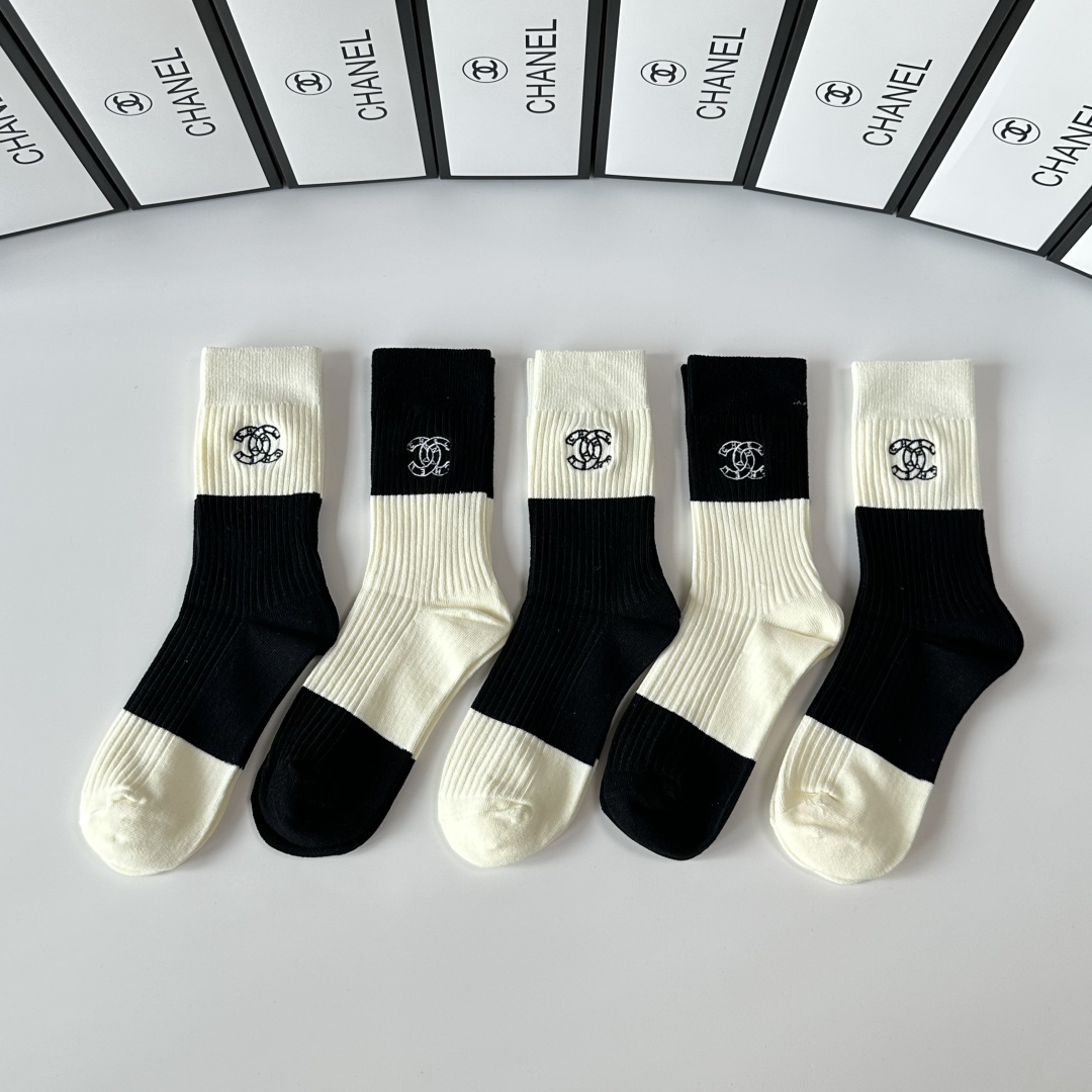 NO:660204,Specially equipped with counter packaging Chanel (Chanel) new embroidered mid-length pile socks!  Five pairs in a box, counter-synchronized tube socks, big brands out on the street, a must-have for fashionistas, super easy to match. Socks, socks, chanel, chanel, socks19860909特 配专柜包装 Chanel（香奈儿）新款刺绣中长款堆堆袜袜子！一盒五双,专柜同步筒袜袜子,大牌出街,潮人必备超好搭.袜子,袜子,chanel,chanel,socks,accessory