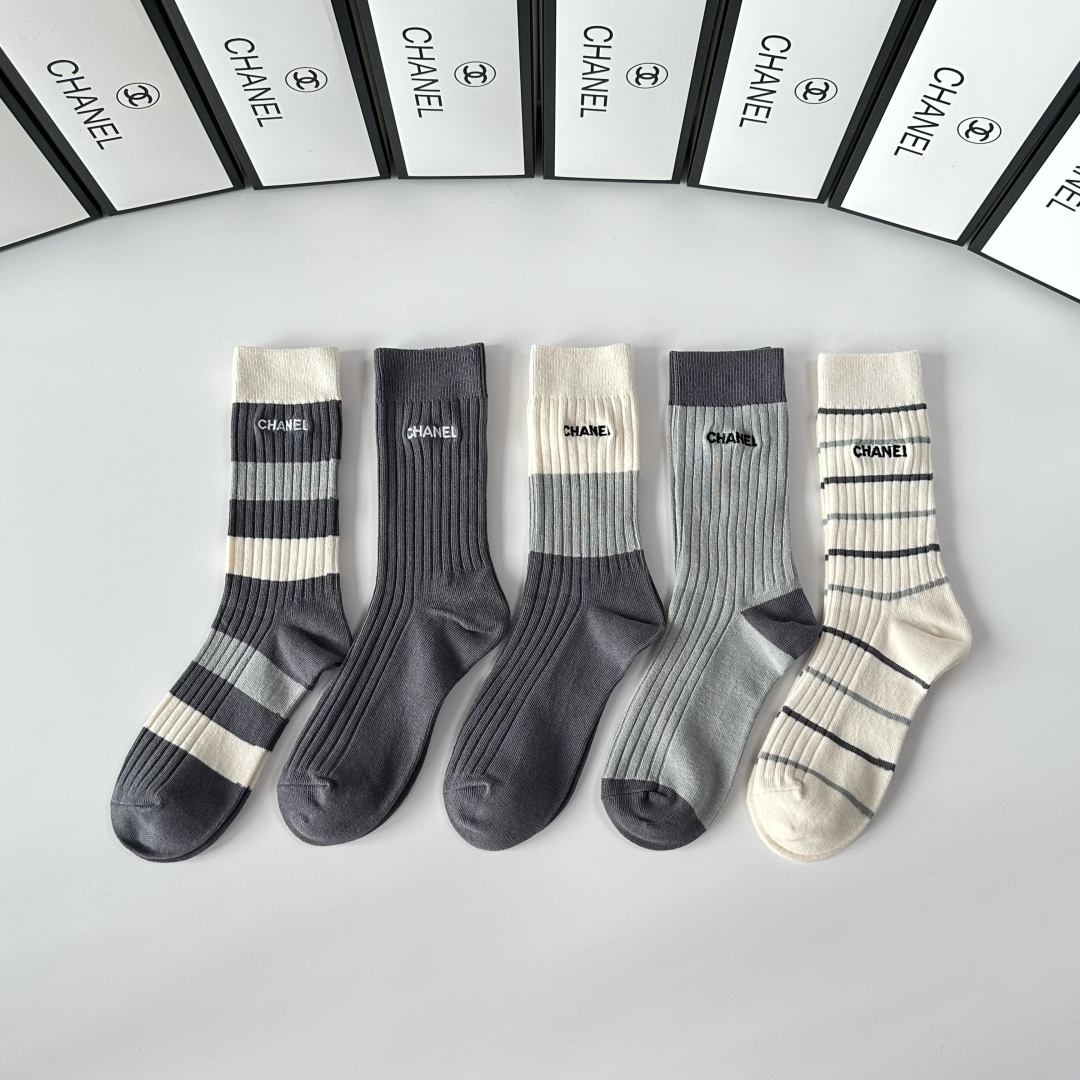 NO:660208,Specially equipped with counter packaging Chanel (Chanel) new double-needle embroidery mid-length pile socks!  Five pairs in a box, counter-synchronized tube socks, big brands out on the street, a must-have for fashionistas, super easy to match. Socks, socks, chanel, chanel, socks19860909特 配专柜包装 Chanel（香奈儿） 新款双针刺绣中长款堆堆袜袜子！一盒五双,专柜同步筒袜袜子,大牌出街,潮人必备超好搭.袜子,袜子,chanel,chanel,socks,accessory