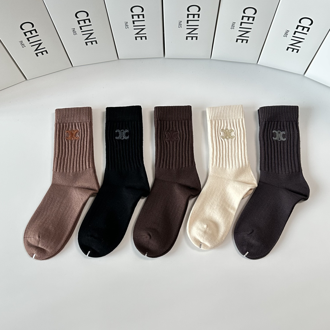 NO:660212,Specially equipped with counter packaging Celine's new cashmere embroidered mid-length pile socks!  Five pairs in a box, counter-synchronized tube socks, big brands out on the street, a must-have for fashionistas, super easy to match. Socks, socks, celine, celine, socks19860909特 配专柜包装 Celine（赛琳）新款羊绒刺绣中长款堆堆袜袜子！一盒五双,专柜同步筒袜袜子,大牌出街,潮人必备超好搭.袜子,袜子,celine,celine,socks,accessory