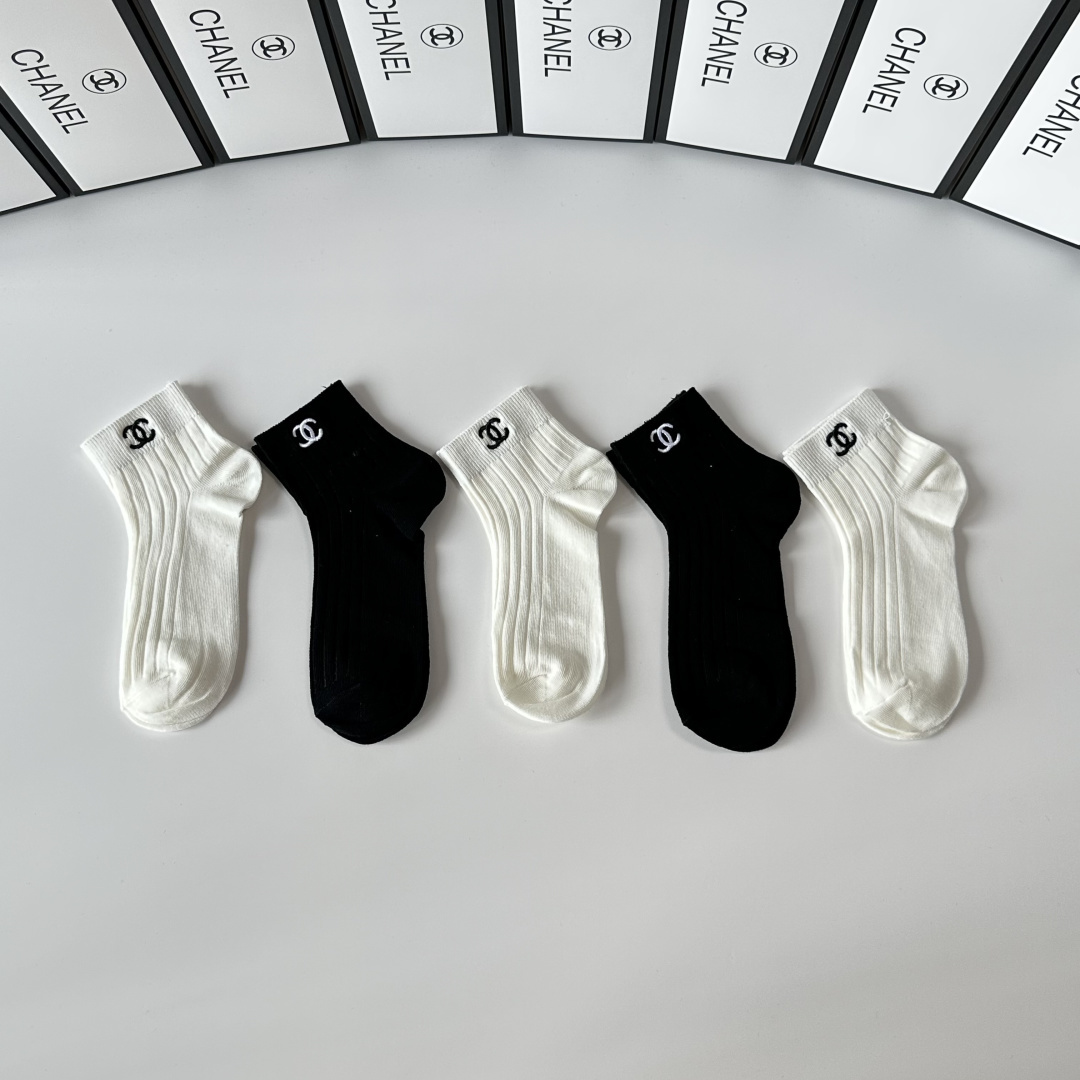 NO:660225,Specially equipped with counter packaging Chanel (Chanel) new embroidered mid-length pile socks!  Five pairs in a box, synchronized tube socks at the counter, big brands going out on the street, must-have socks for fashionistas, socks, chanel, chanel, socks19860909特 配专柜包装 Chanel（香奈儿）新款刺绣中长款堆堆袜袜子！一盒五双,专柜同步筒袜袜子,大牌出街,潮人必备超好搭袜子,袜子,chanel,chanel,socks,accessory