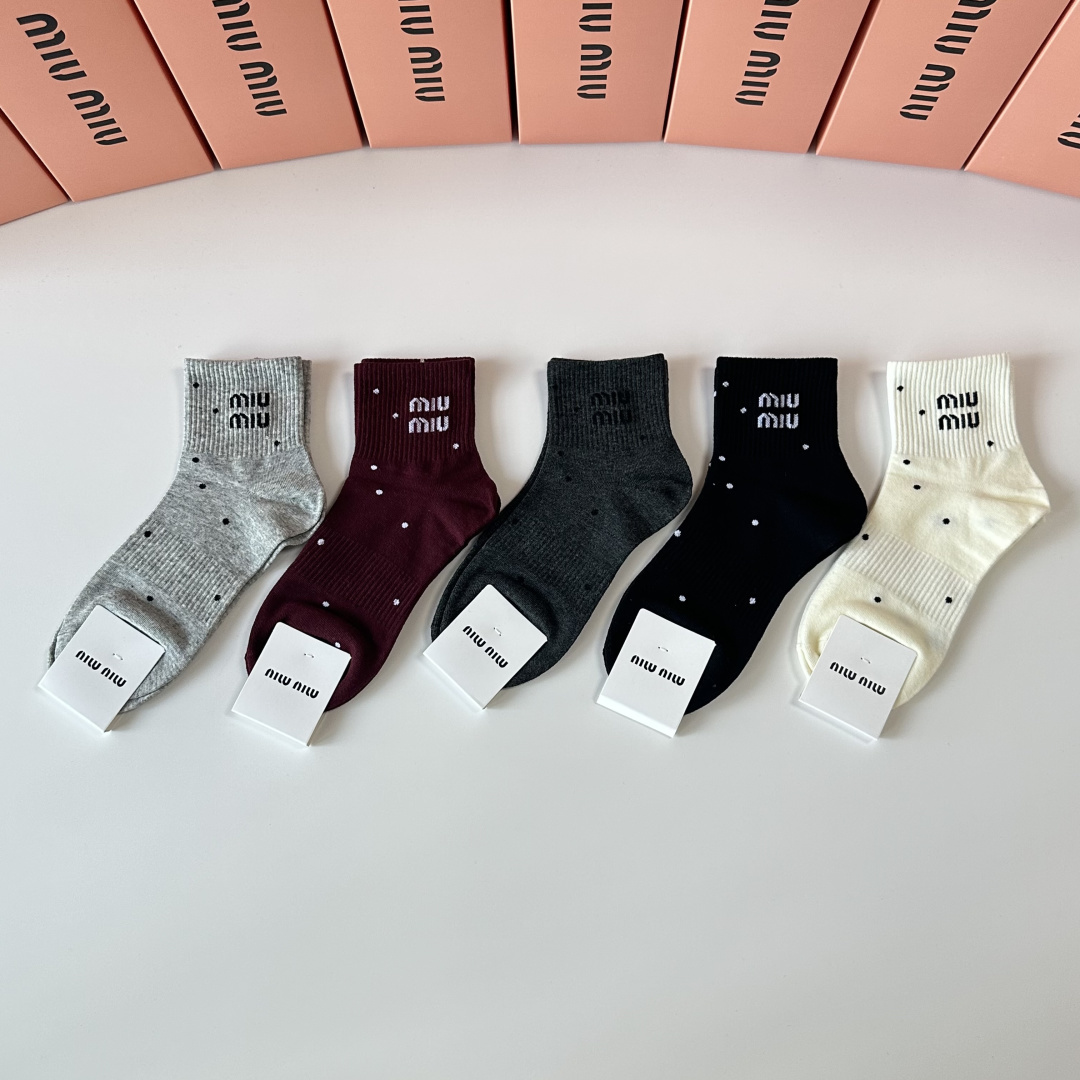 NO:660214,Special packaging MiuMiu's new mid-length pile socks!  Five pairs in a box, counter-synchronized tube socks, big brands out on the street, must-have socks for fashionistas, socks, miumiu, socks19860909特 配包装 MiuMiu（缪缪）新款中长款堆堆袜袜子！一盒五双, 专柜同步筒款袜子,大牌出街,潮人必备超好搭袜子,袜子,miumiu,socks,accessory