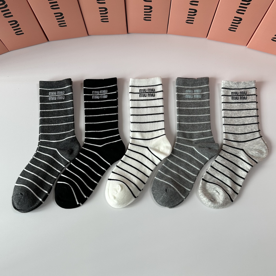 NO:660217,Specially equipped with counter packaging MiuMiu's new mid-length pile socks!  Five pairs in a box, synchronized tube socks at the counter, big brands going out on the street, must-have socks for fashionistas, socks, miumiu, socks19860909特 配专柜包装 MiuMiu（缪缪）新款中长款堆堆袜袜子！一盒五双,专柜同步筒袜袜子,大牌出街,潮人必备超好搭袜子,袜子,miumiu,socks,accessory
