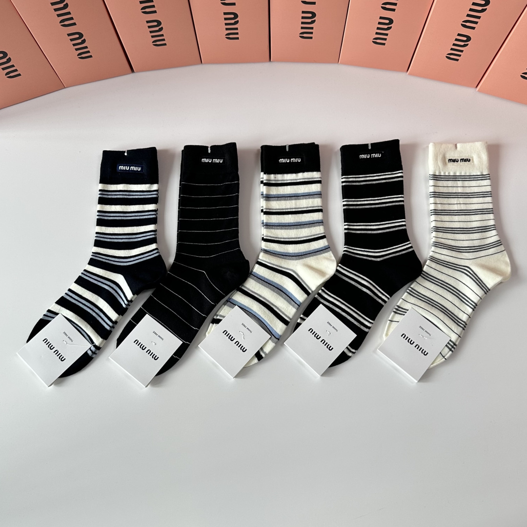 NO:660221,Specially equipped with counter packaging MiuMiu's new cashmere embroidered mid-length socks!  Five pairs in a box, synchronized tube socks at the counter, big brands going out on the street, must-have socks for fashionistas, socks, miumiu, socks19860909特 配专柜包装 MiuMiu（缪缪）新款羊绒刺绣中长筒袜堆堆袜袜子！一盒五双,专柜同步筒袜袜子,大牌出街,潮人必备超好搭袜子,袜子,miumiu,socks,accessory