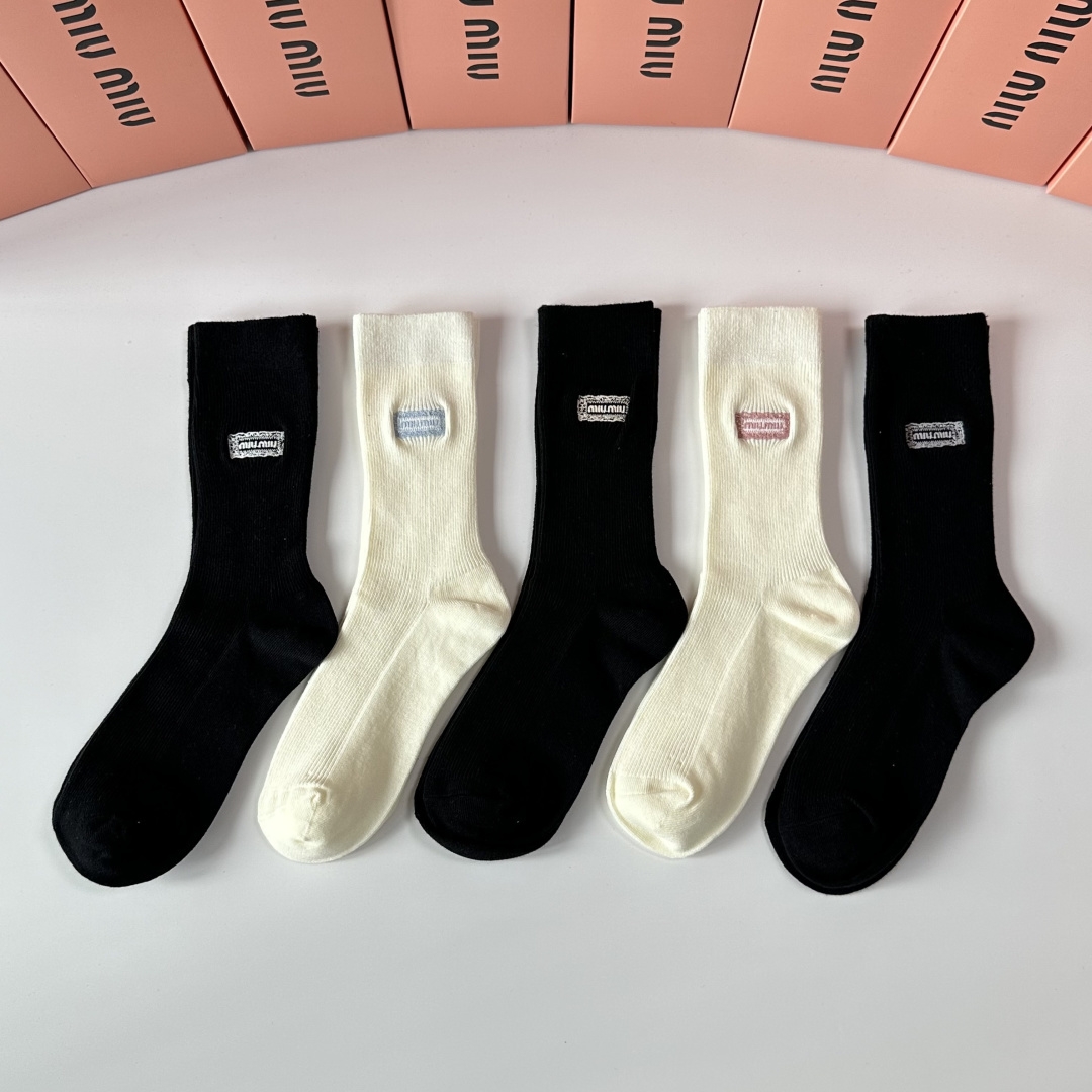 NO:660222,Special packaging MiuMiu's new cashmere embroidered mid-length pile socks!  Five pairs in a box, counter-synchronized tube socks, big brands out on the street, must-have socks for fashionistas, socks, miumiu, socks19860909特 配包装 MiuMiu（缪缪）新款羊绒刺绣中长款堆堆袜袜子！一盒五双, 专柜同步筒款袜子,大牌出街,潮人必备超好搭袜子,袜子,miumiu,socks,accessory