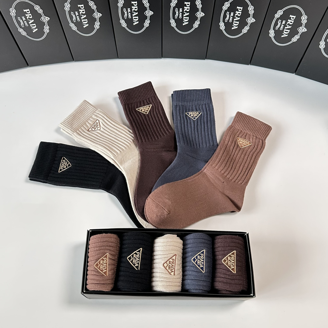 P65 💛配包装
Prada（普拉达）新款羊绒刺绣中长款堆堆袜袜子！一盒五双， 专柜同步筒款袜子，💛大牌出街，潮人必备🔥超好搭