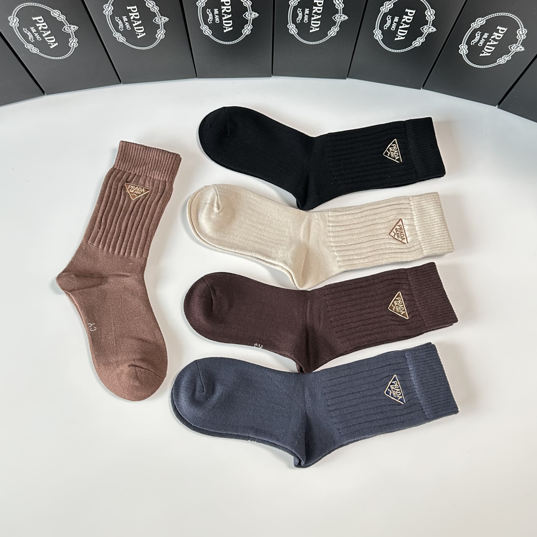 P65 💛配包装
Prada（普拉达）新款羊绒刺绣中长款堆堆袜袜子！一盒五双， 专柜同步筒款袜子，💛大牌出街，潮人必备🔥超好搭