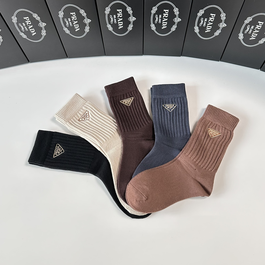 P65 💛配包装
Prada（普拉达）新款羊绒刺绣中长款堆堆袜袜子！一盒五双， 专柜同步筒款袜子，💛大牌出街，潮人必备🔥超好搭