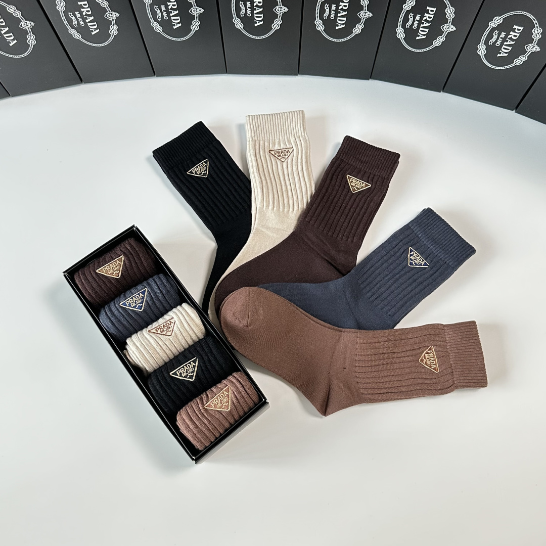 P65 💛配包装
Prada（普拉达）新款羊绒刺绣中长款堆堆袜袜子！一盒五双， 专柜同步筒款袜子，💛大牌出街，潮人必备🔥超好搭