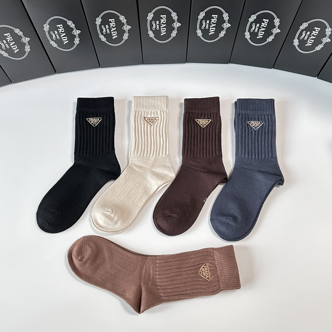 P65 💛配包装
Prada（普拉达）新款羊绒刺绣中长款堆堆袜袜子！一盒五双， 专柜同步筒款袜子，💛大牌出街，潮人必备🔥超好搭